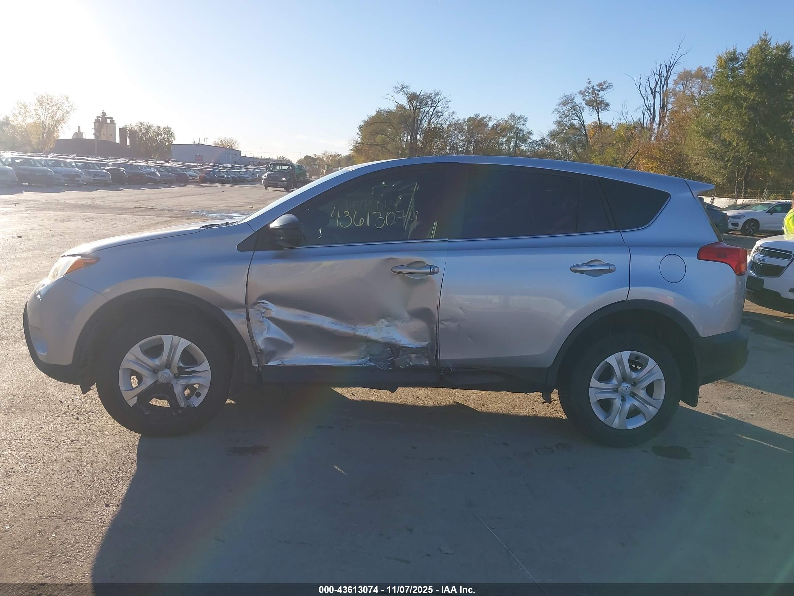 2015 Toyota Rav4 Le Серебряный vin: JTMBFREVXFD159139