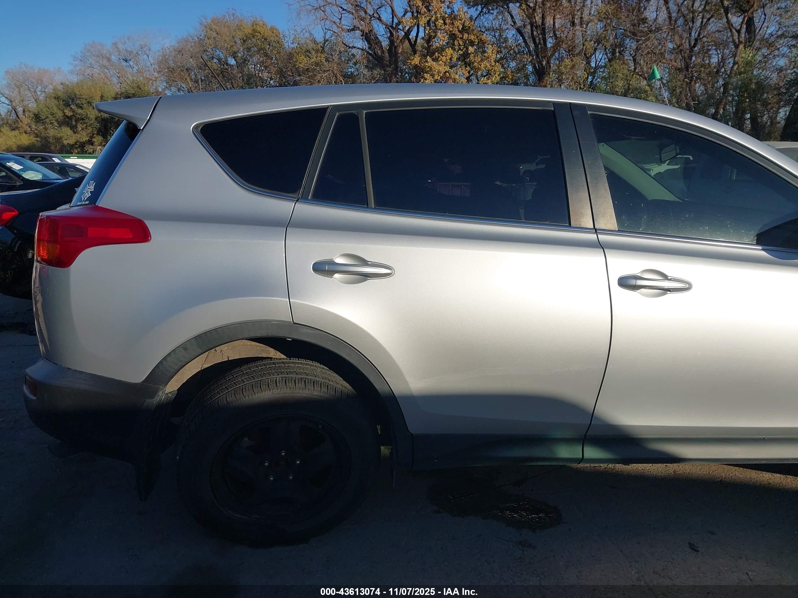 2015 Toyota Rav4 Le Серебряный vin: JTMBFREVXFD159139
