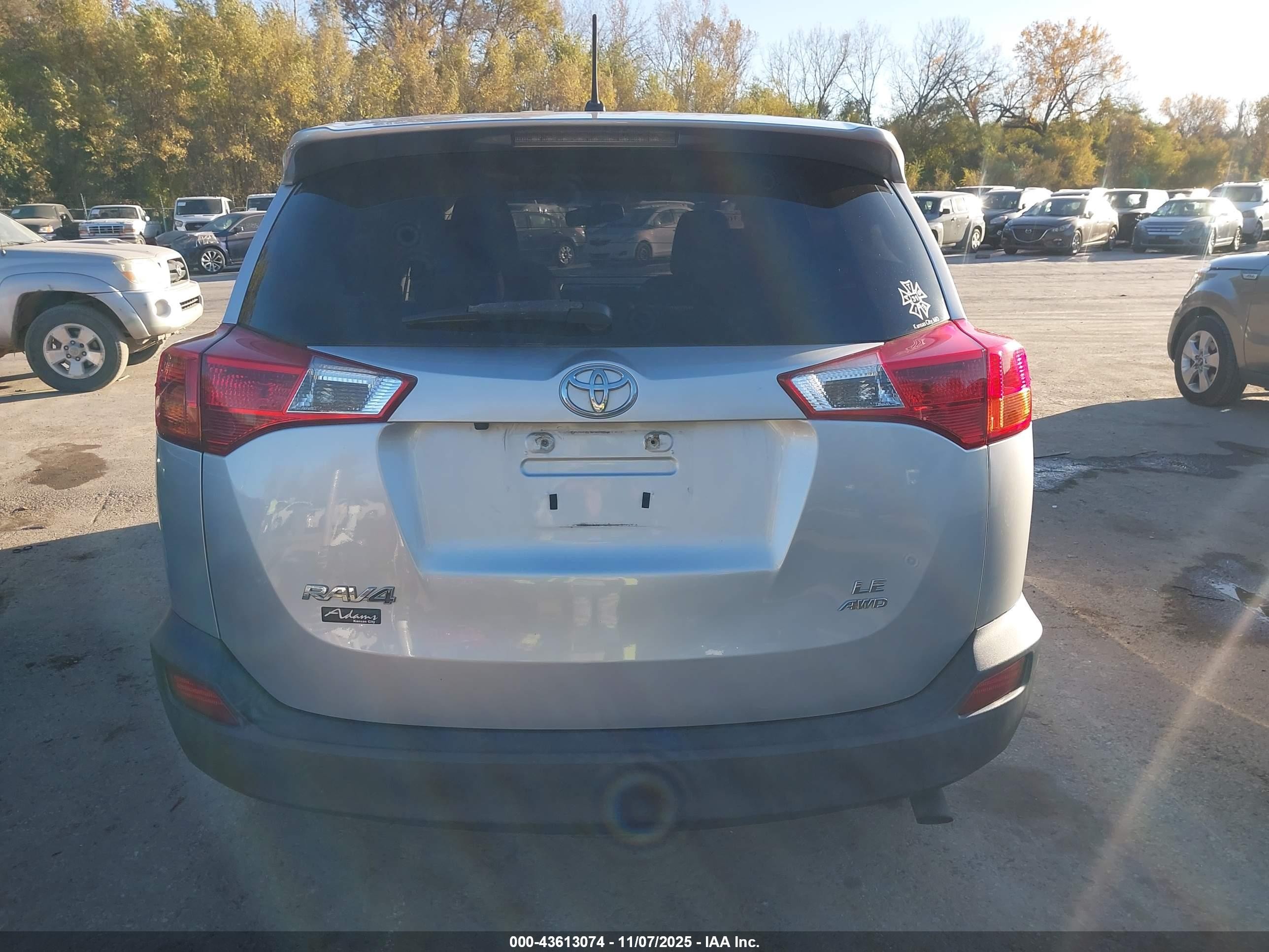 2015 Toyota Rav4 Le Серебряный vin: JTMBFREVXFD159139