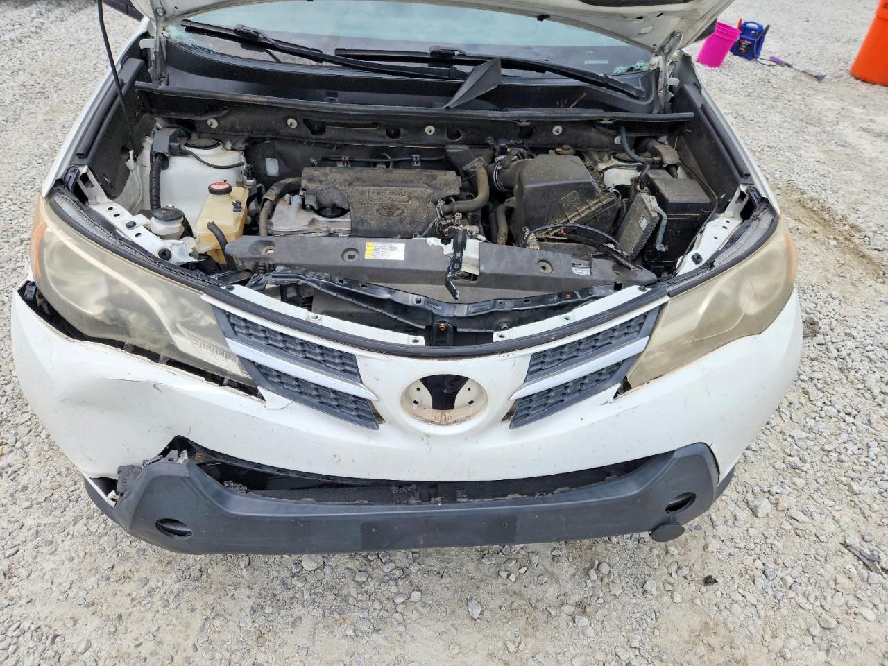 2015 Toyota Rav4 Le White vin: JTMBFREVXFD164793