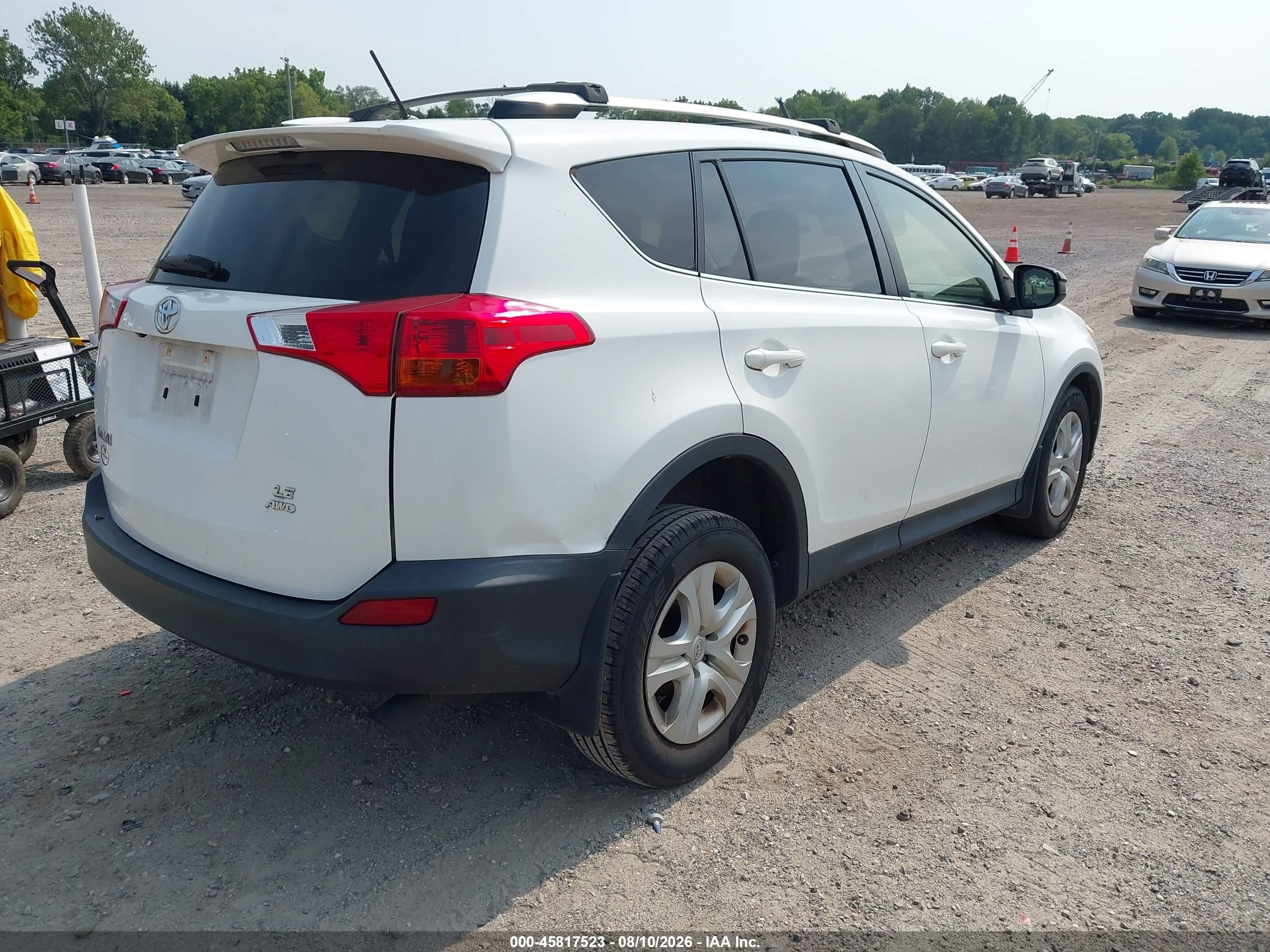 2015 Toyota Rav4 Le White vin: JTMBFREVXFD169637