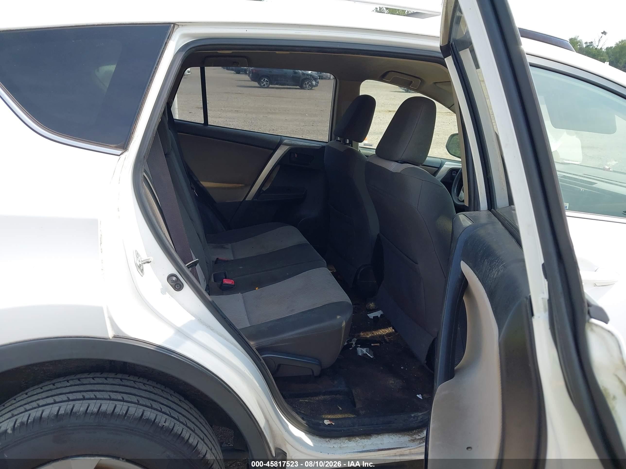 2015 Toyota Rav4 Le White vin: JTMBFREVXFD169637
