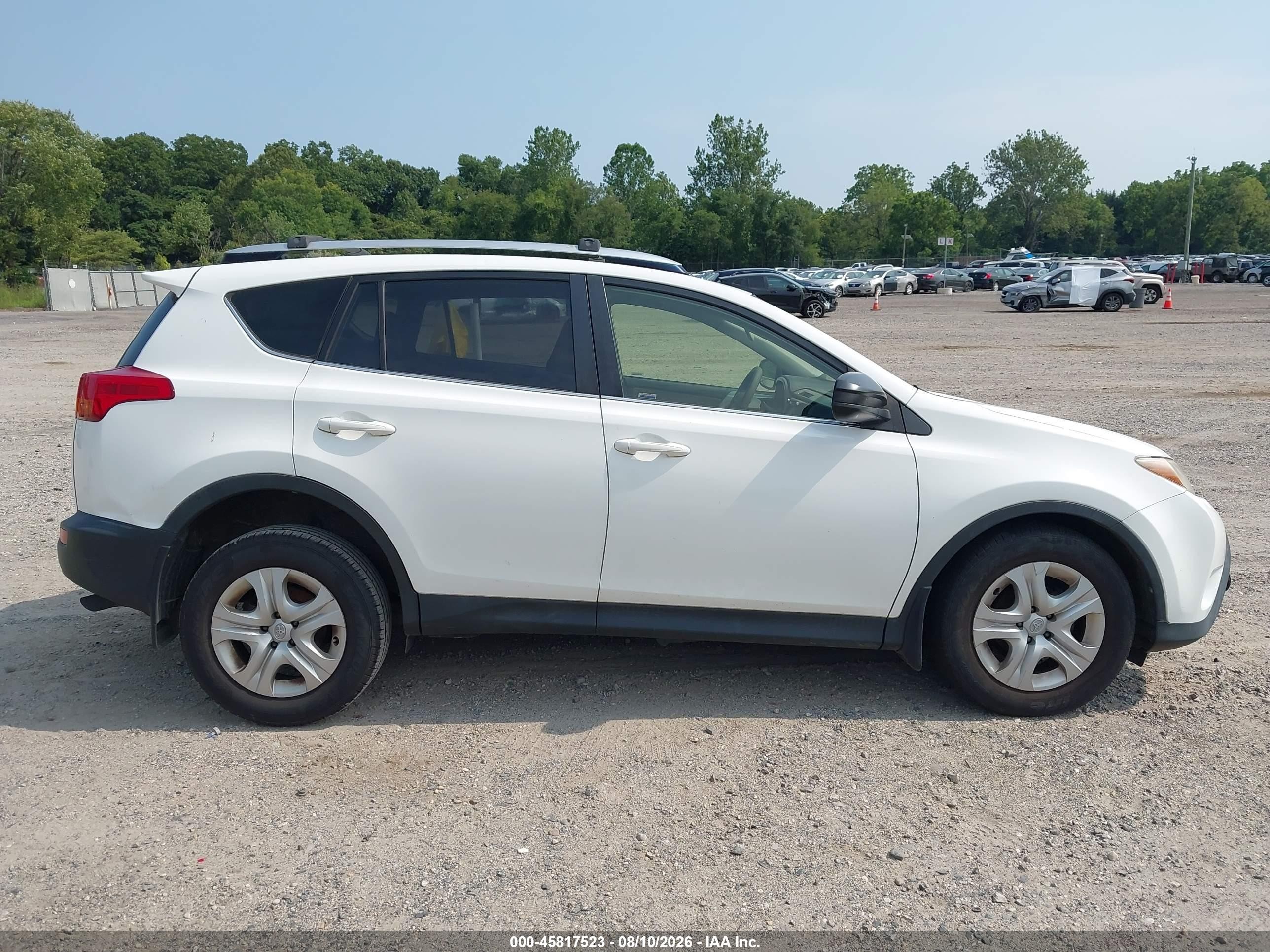 2015 Toyota Rav4 Le White vin: JTMBFREVXFD169637