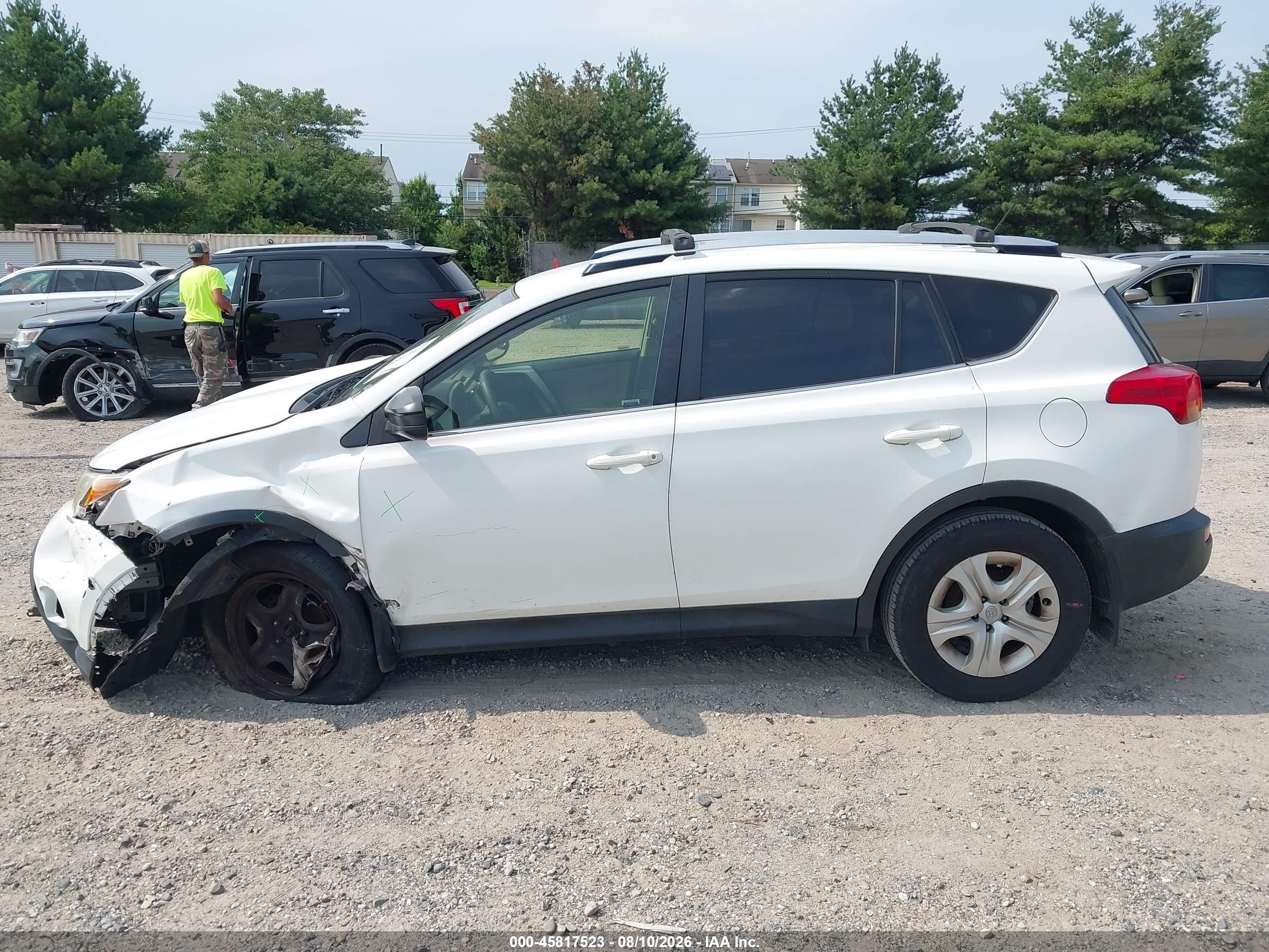 2015 Toyota Rav4 Le White vin: JTMBFREVXFD169637