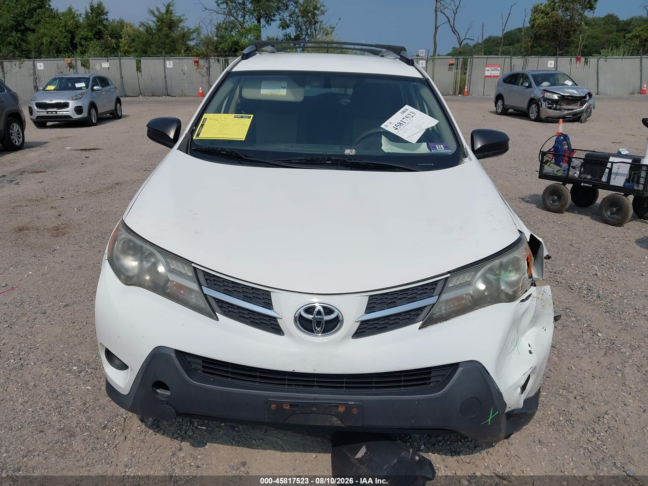 2015 Toyota Rav4 Le White vin: JTMBFREVXFD169637