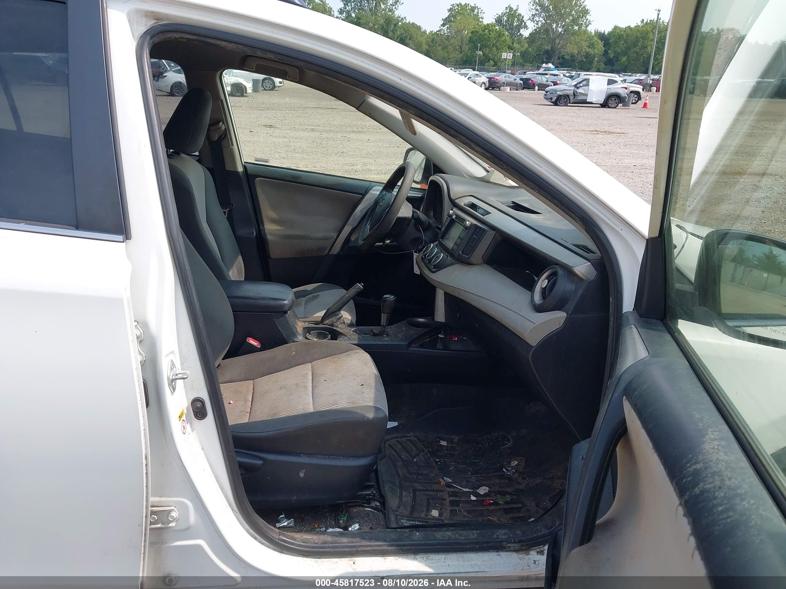 2015 Toyota Rav4 Le White vin: JTMBFREVXFD169637