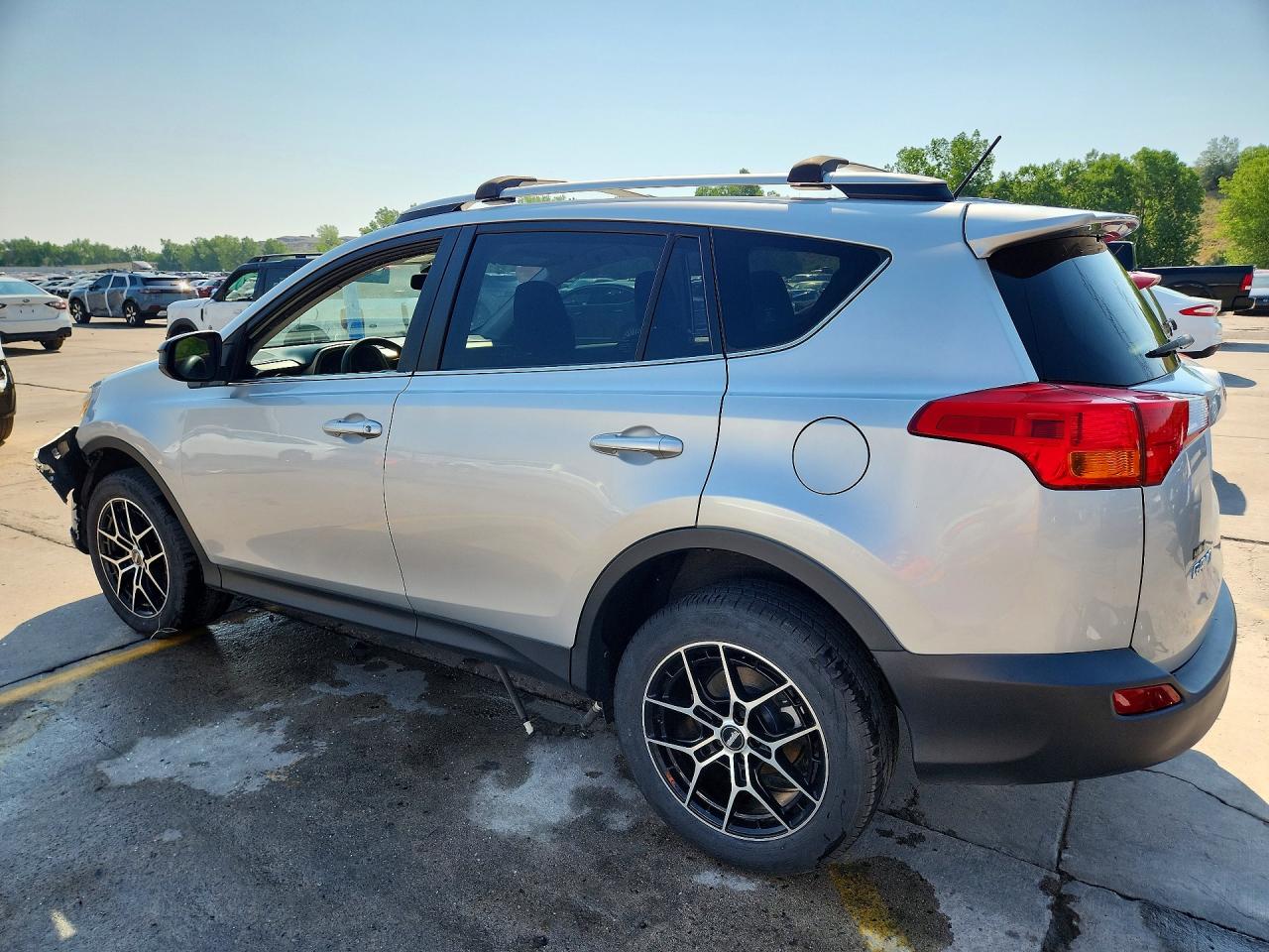 2015 Toyota Rav4 Le Silver vin: JTMBFREVXFD170934