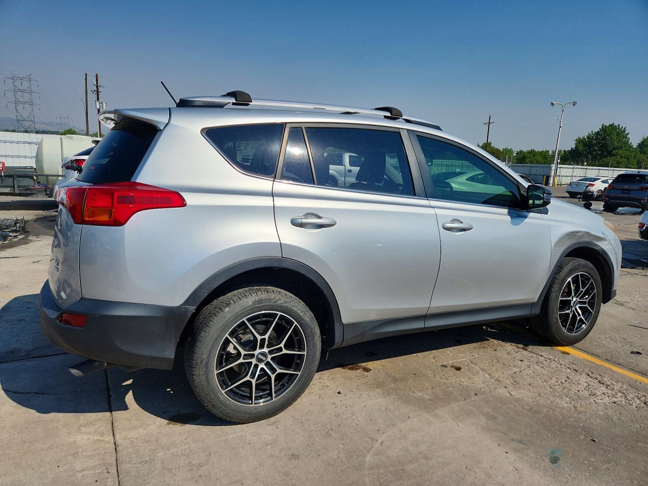 2015 Toyota Rav4 Le Silver vin: JTMBFREVXFD170934
