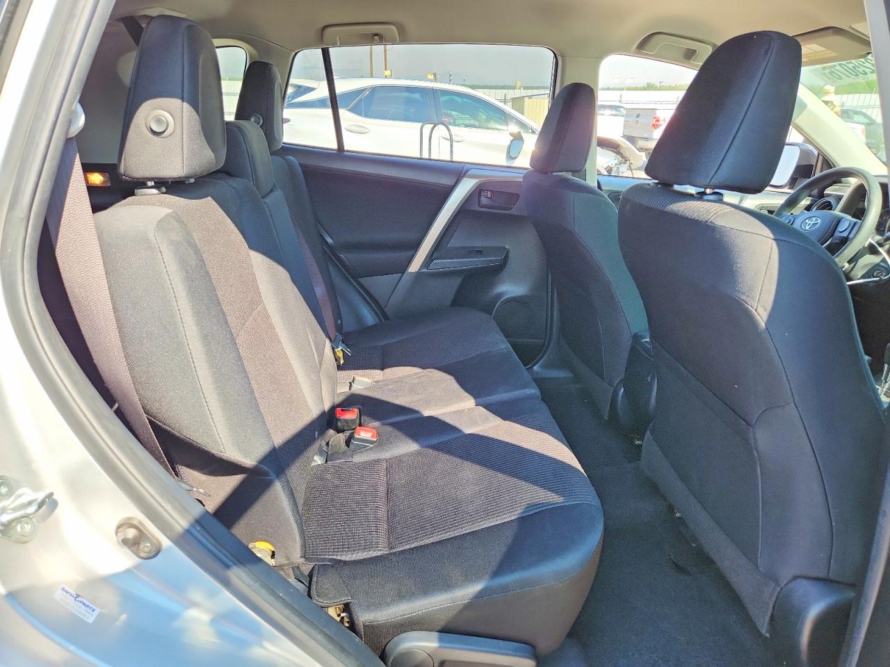 2015 Toyota Rav4 Le Silver vin: JTMBFREVXFD170934