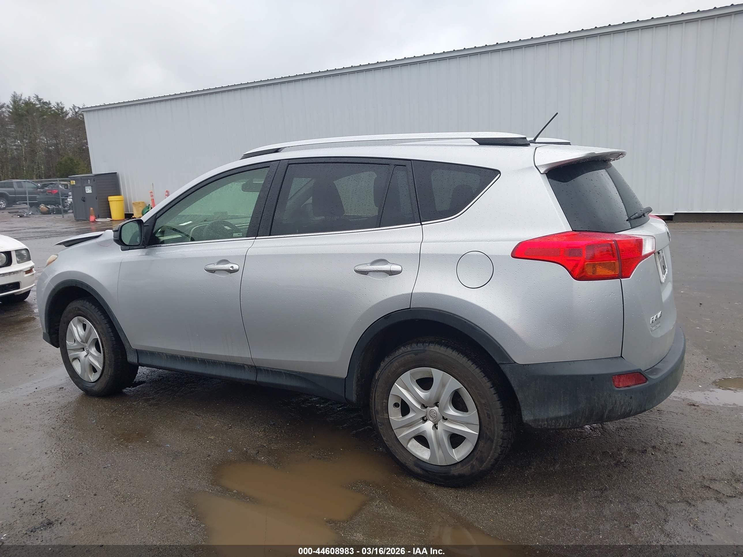 2015 Toyota Rav4 Le Silver vin: JTMBFREVXFJ022381