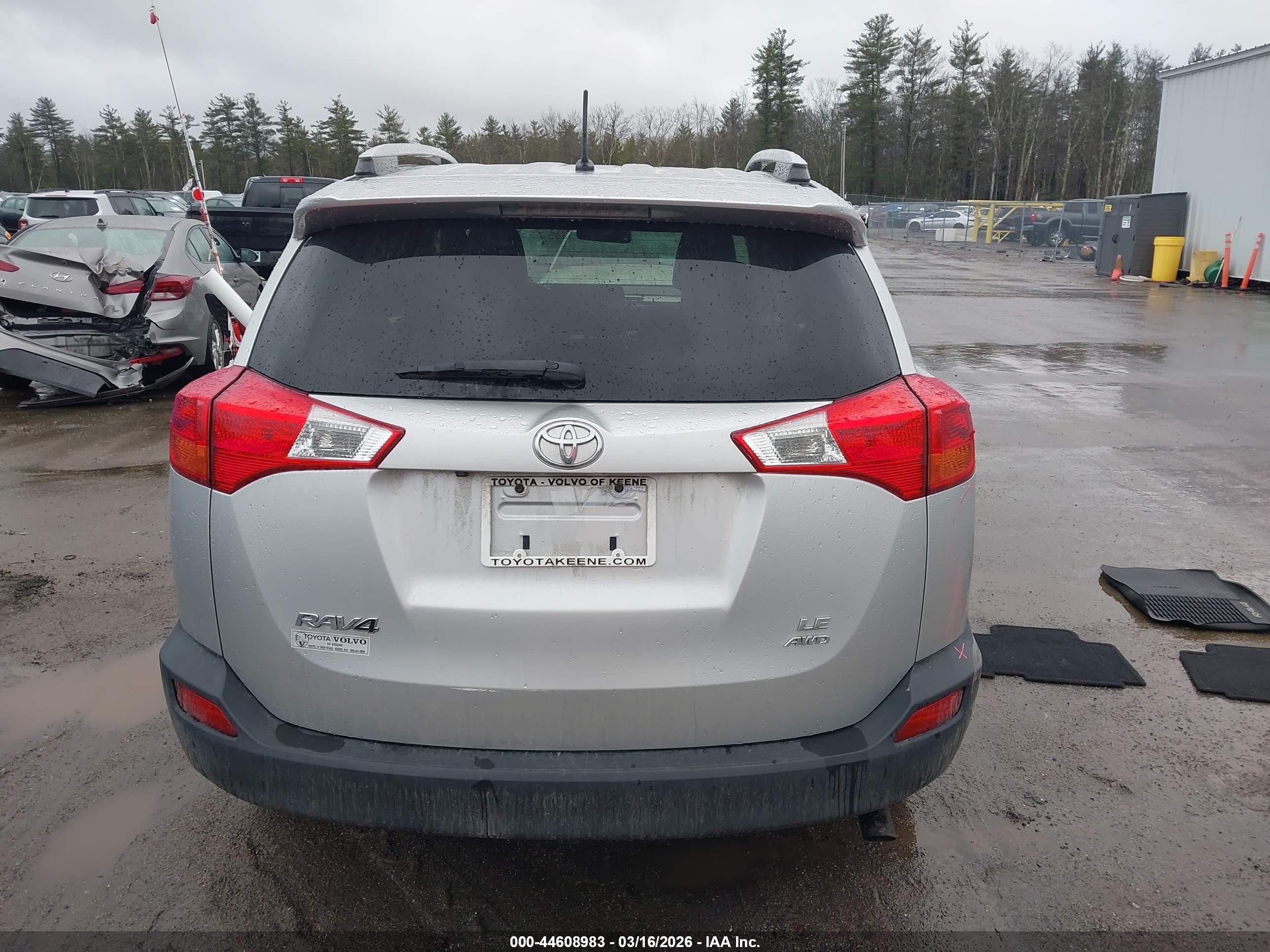 2015 Toyota Rav4 Le Silver vin: JTMBFREVXFJ022381