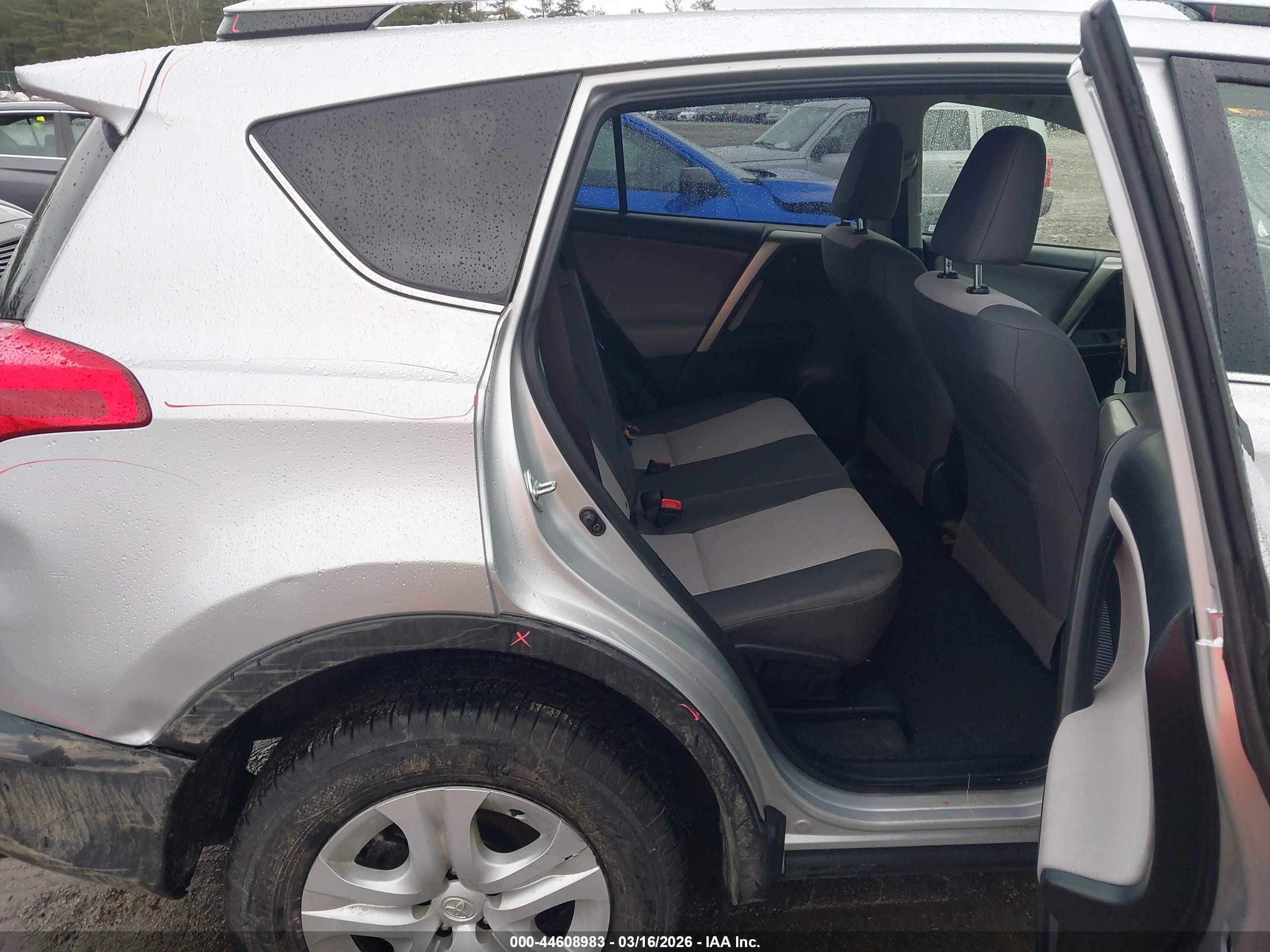 2015 Toyota Rav4 Le Silver vin: JTMBFREVXFJ022381