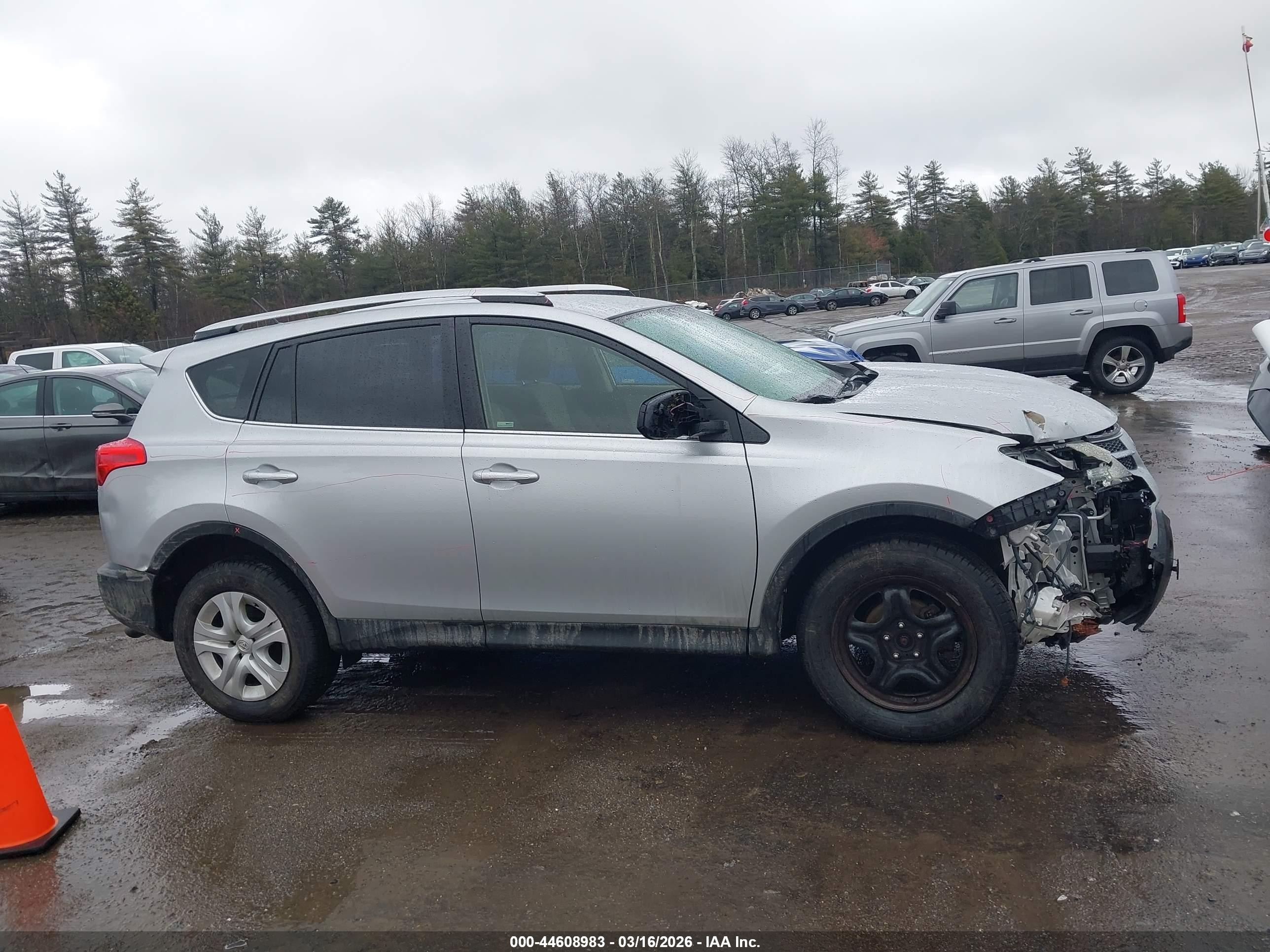 2015 Toyota Rav4 Le Silver vin: JTMBFREVXFJ022381