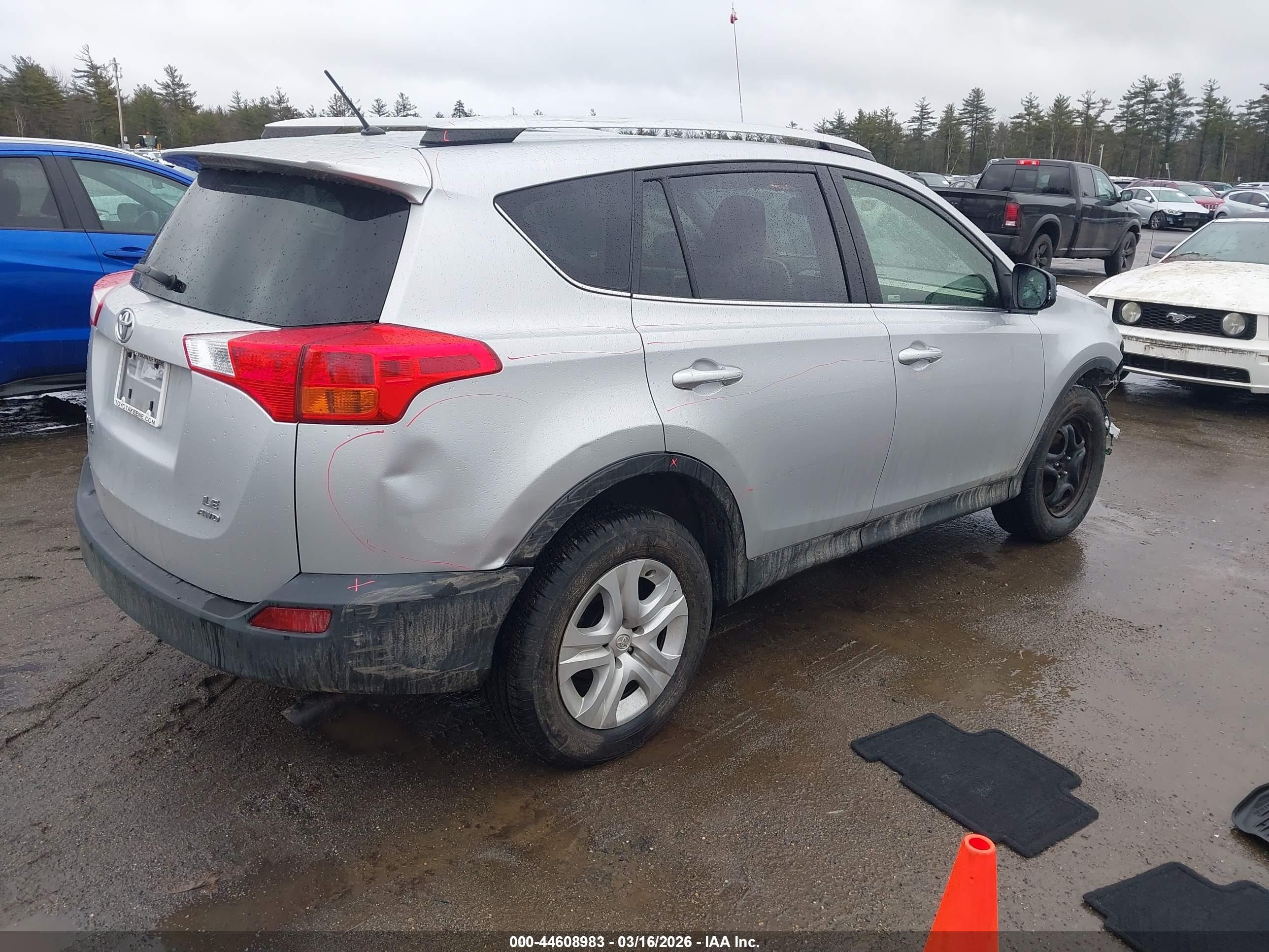 2015 Toyota Rav4 Le Silver vin: JTMBFREVXFJ022381