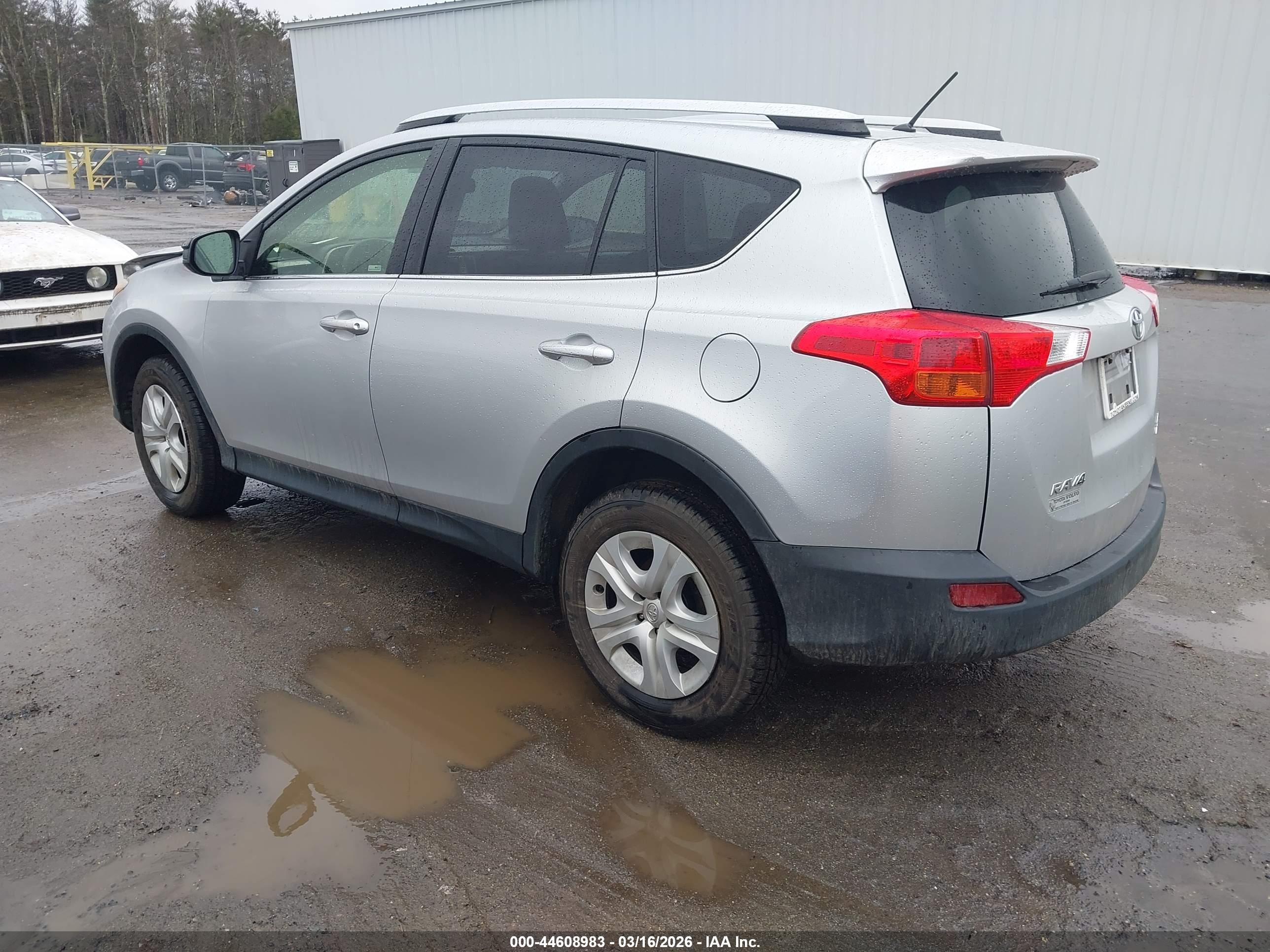 2015 Toyota Rav4 Le Silver vin: JTMBFREVXFJ022381