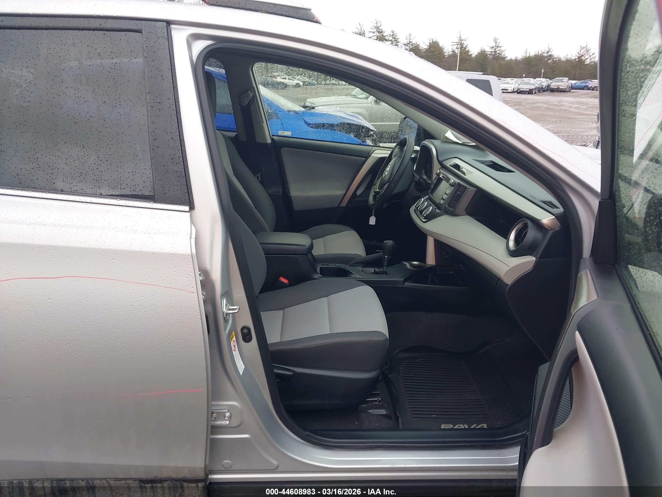 2015 Toyota Rav4 Le Silver vin: JTMBFREVXFJ022381