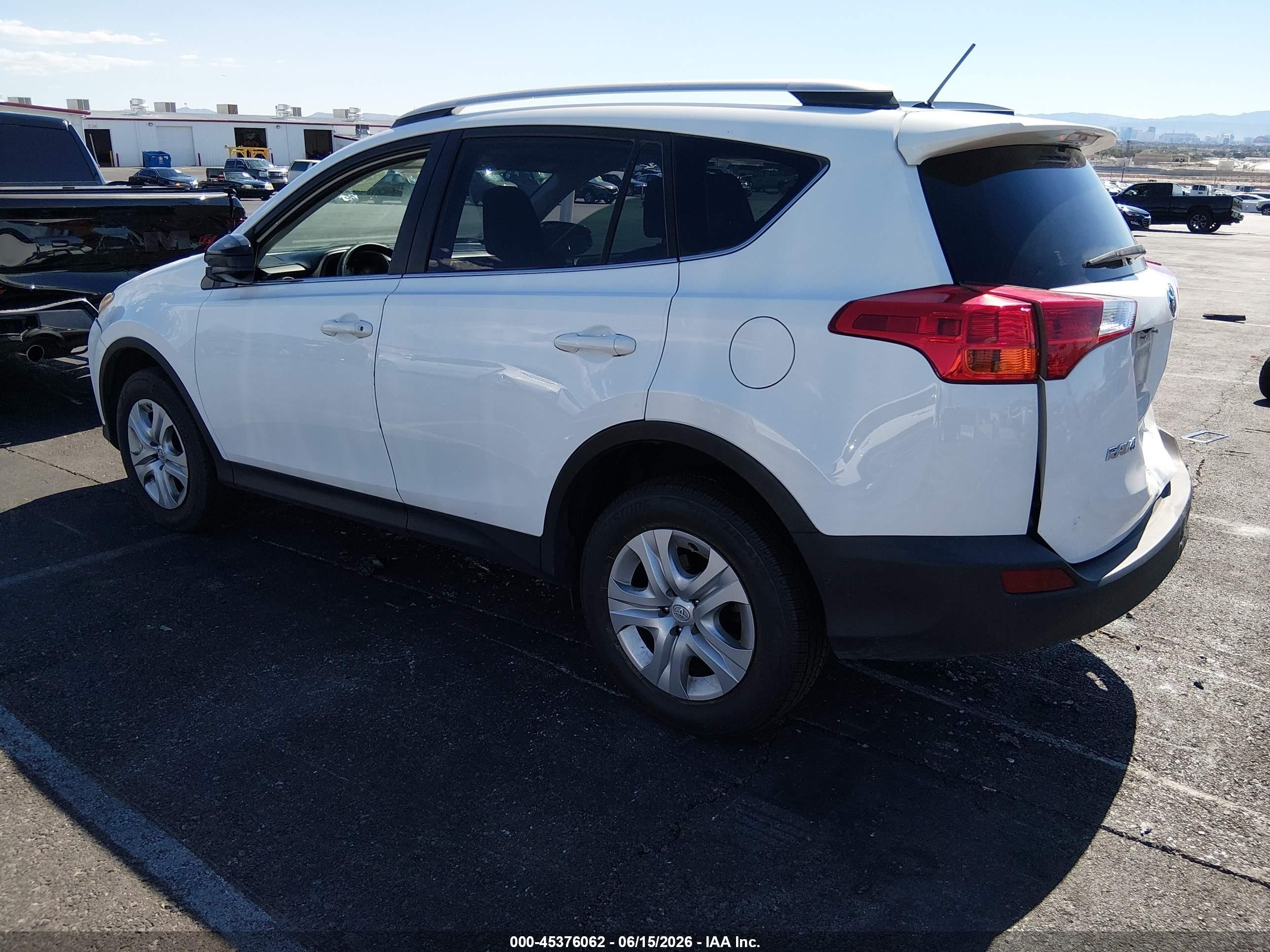 2015 Toyota Rav4 Le White vin: JTMBFREVXFJ022865
