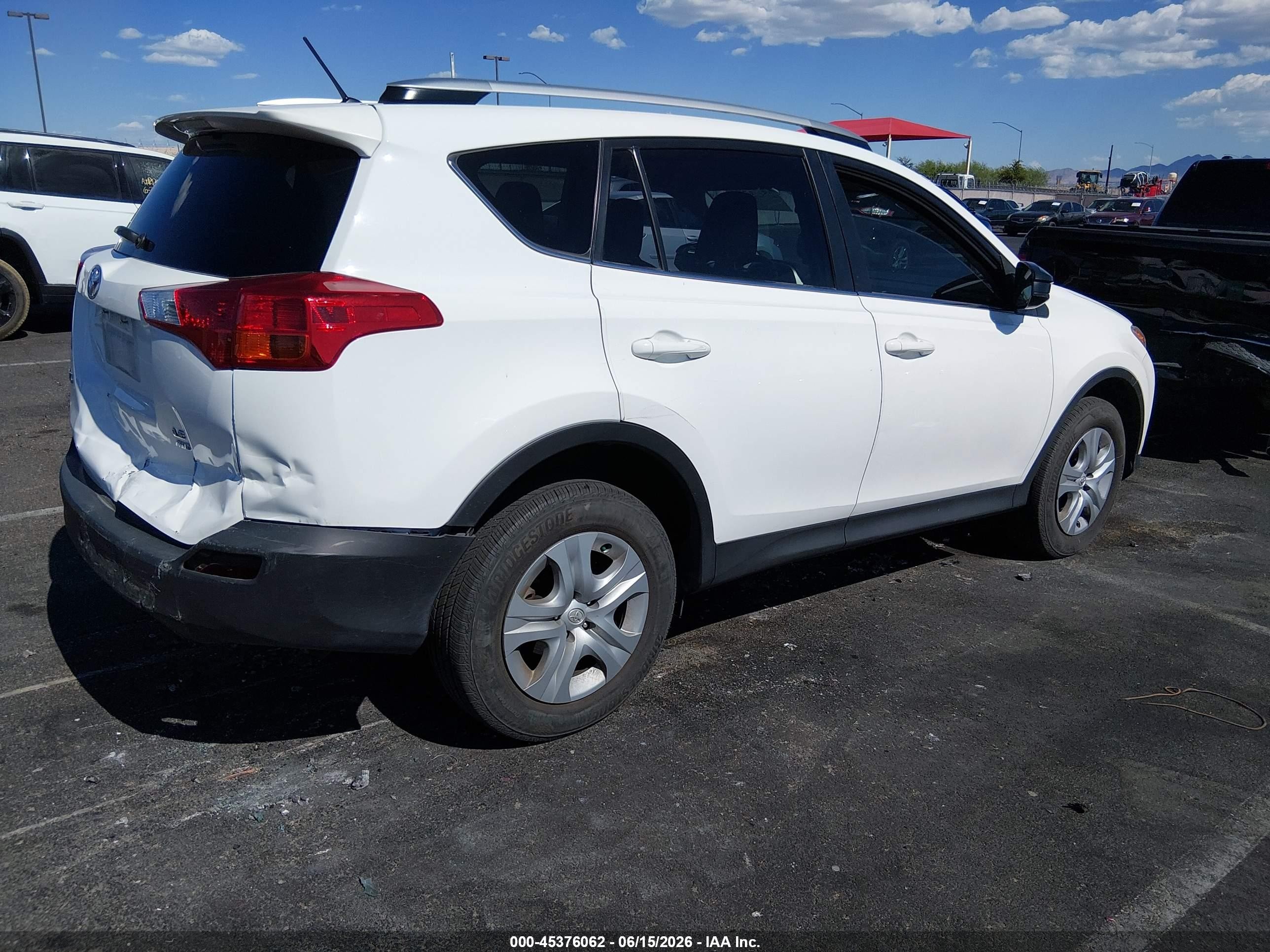2015 Toyota Rav4 Le White vin: JTMBFREVXFJ022865