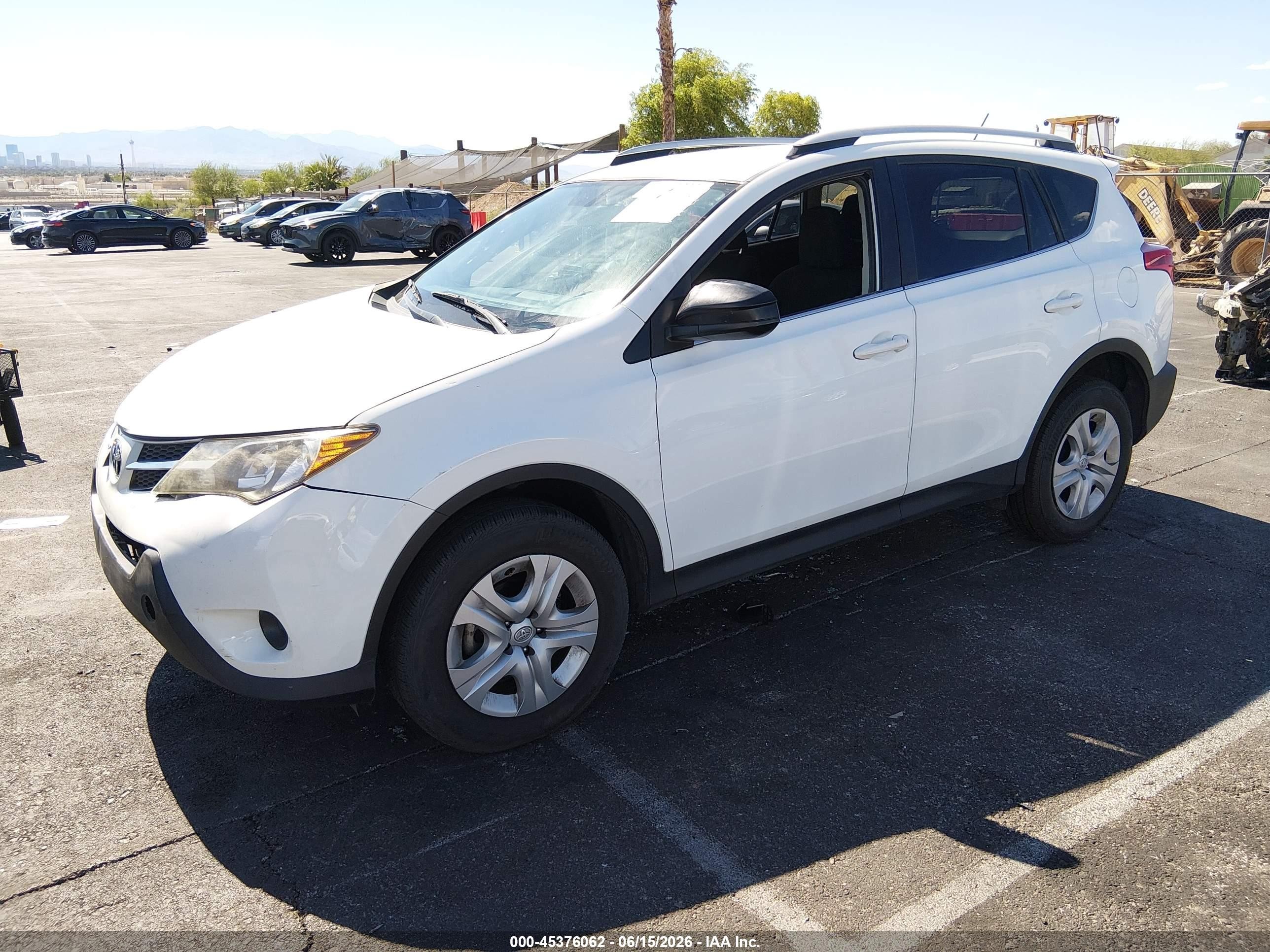 2015 Toyota Rav4 Le White vin: JTMBFREVXFJ022865