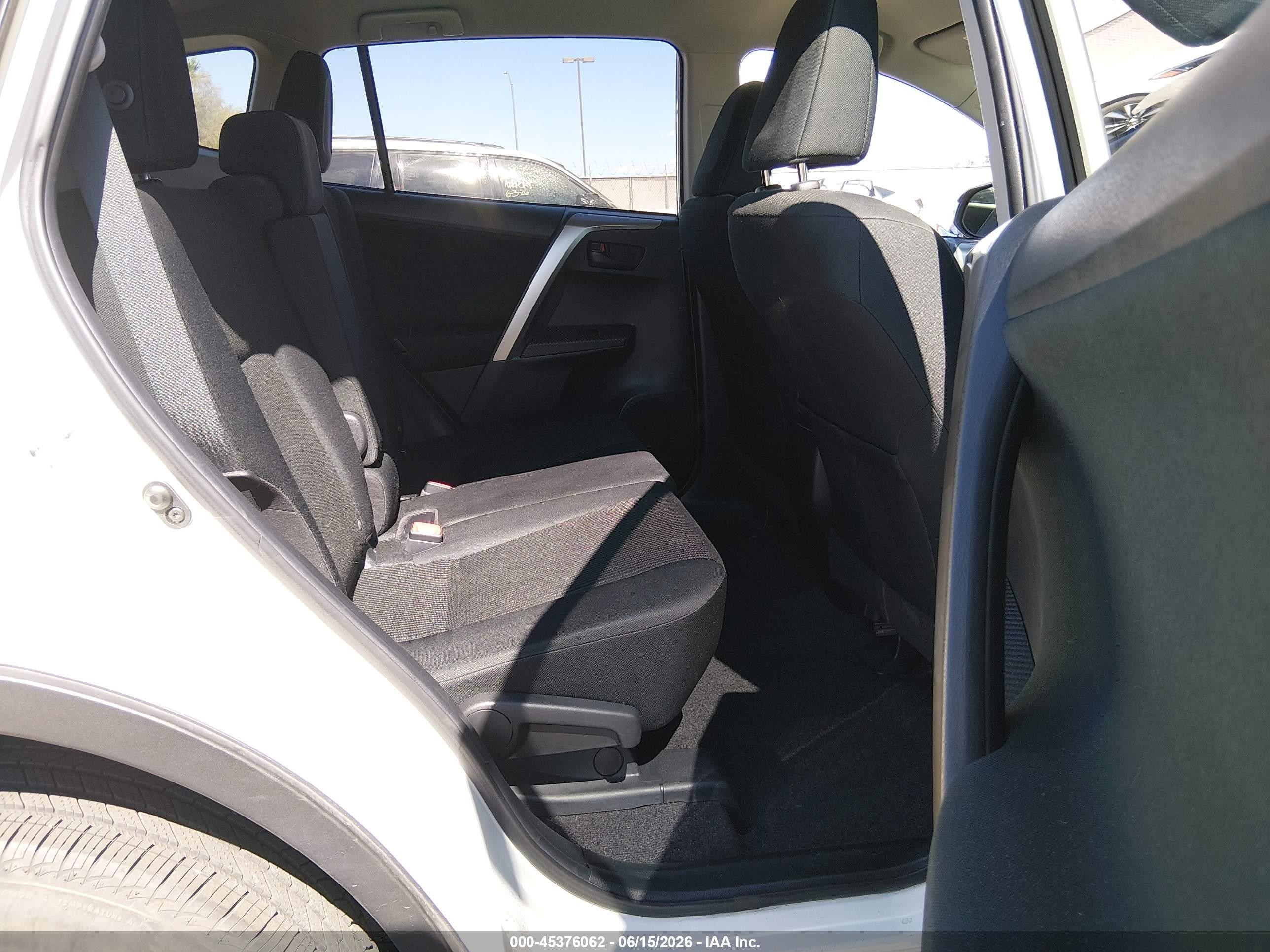 2015 Toyota Rav4 Le White vin: JTMBFREVXFJ022865