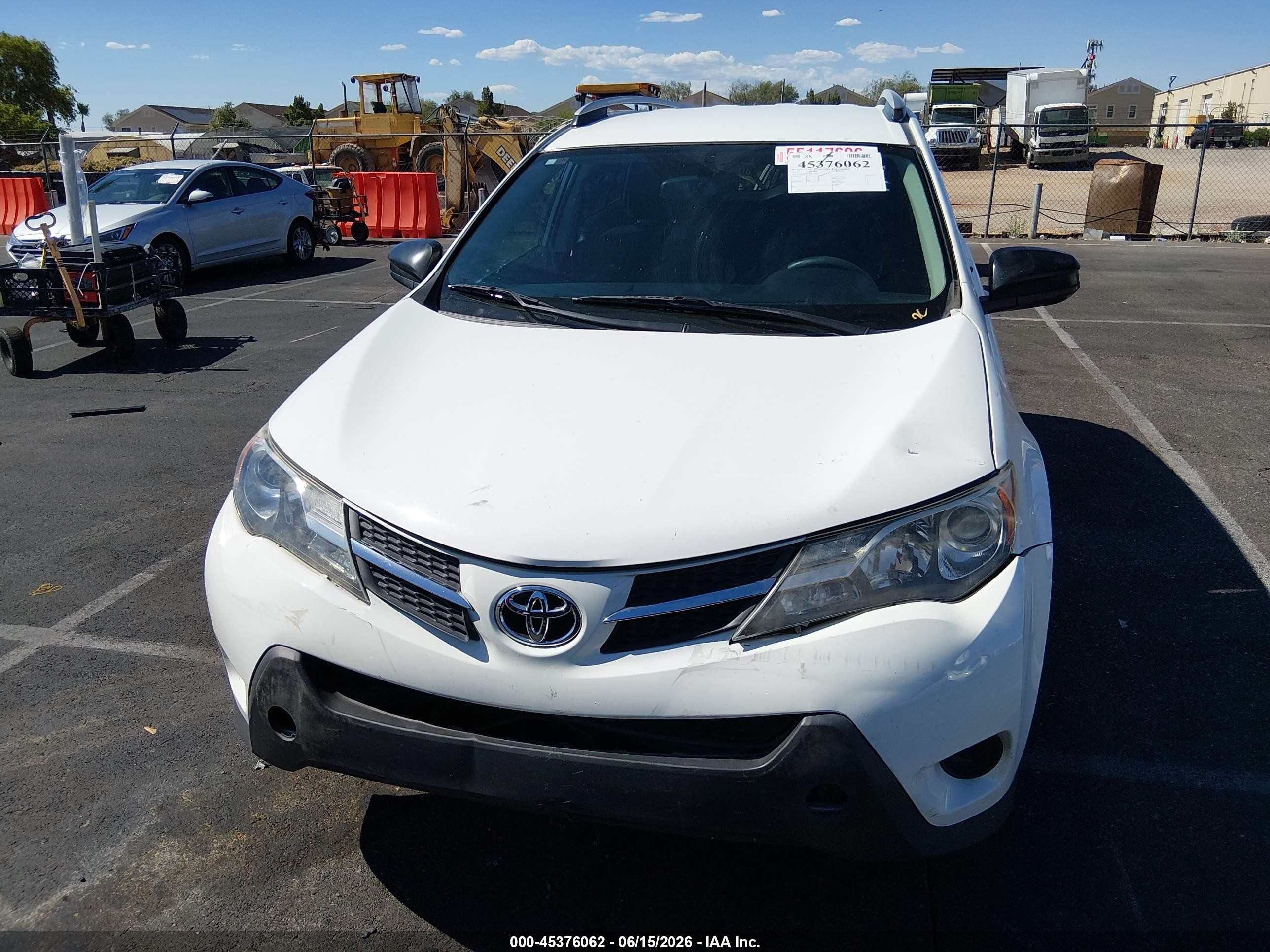 2015 Toyota Rav4 Le White vin: JTMBFREVXFJ022865
