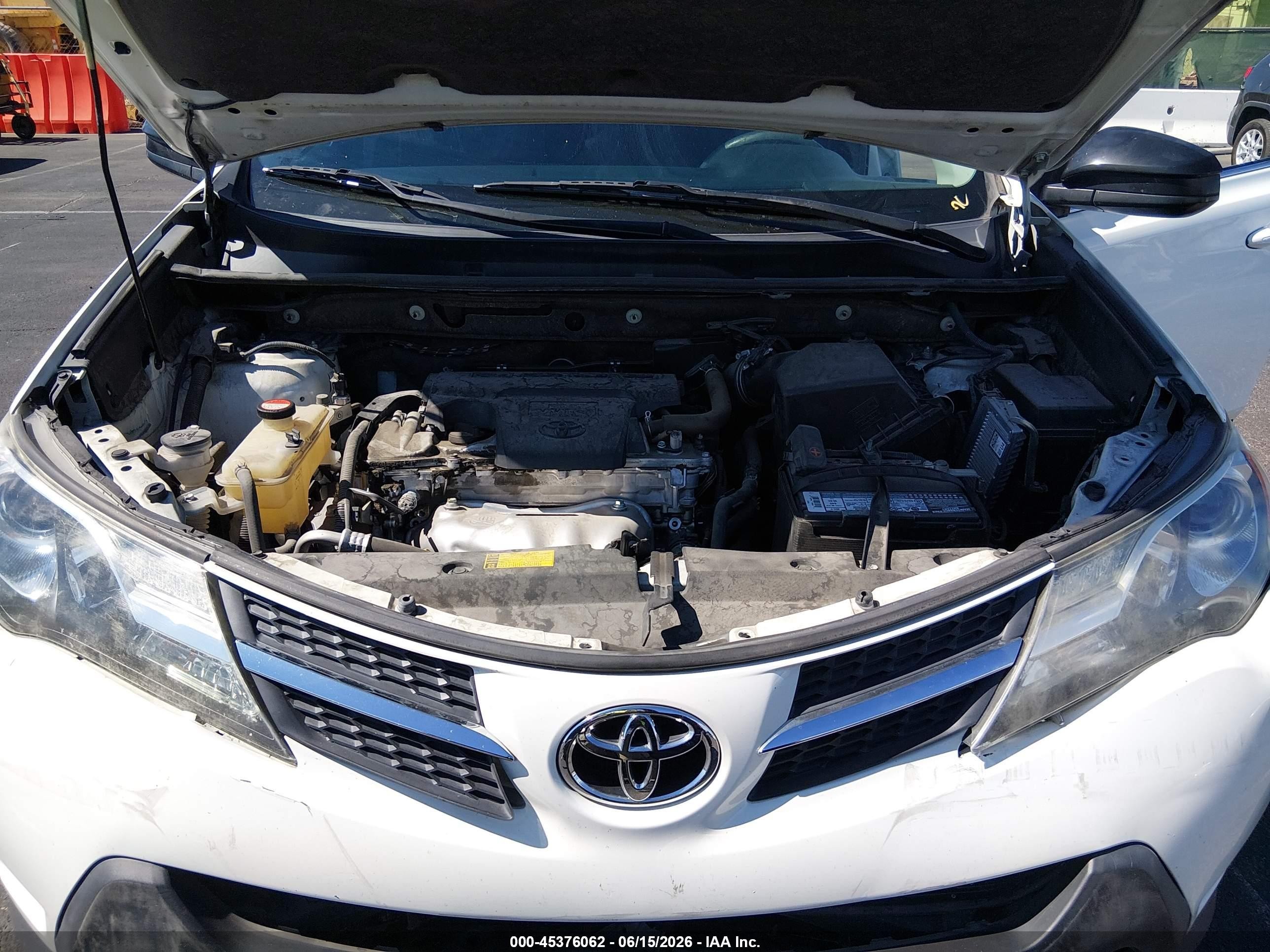2015 Toyota Rav4 Le White vin: JTMBFREVXFJ022865