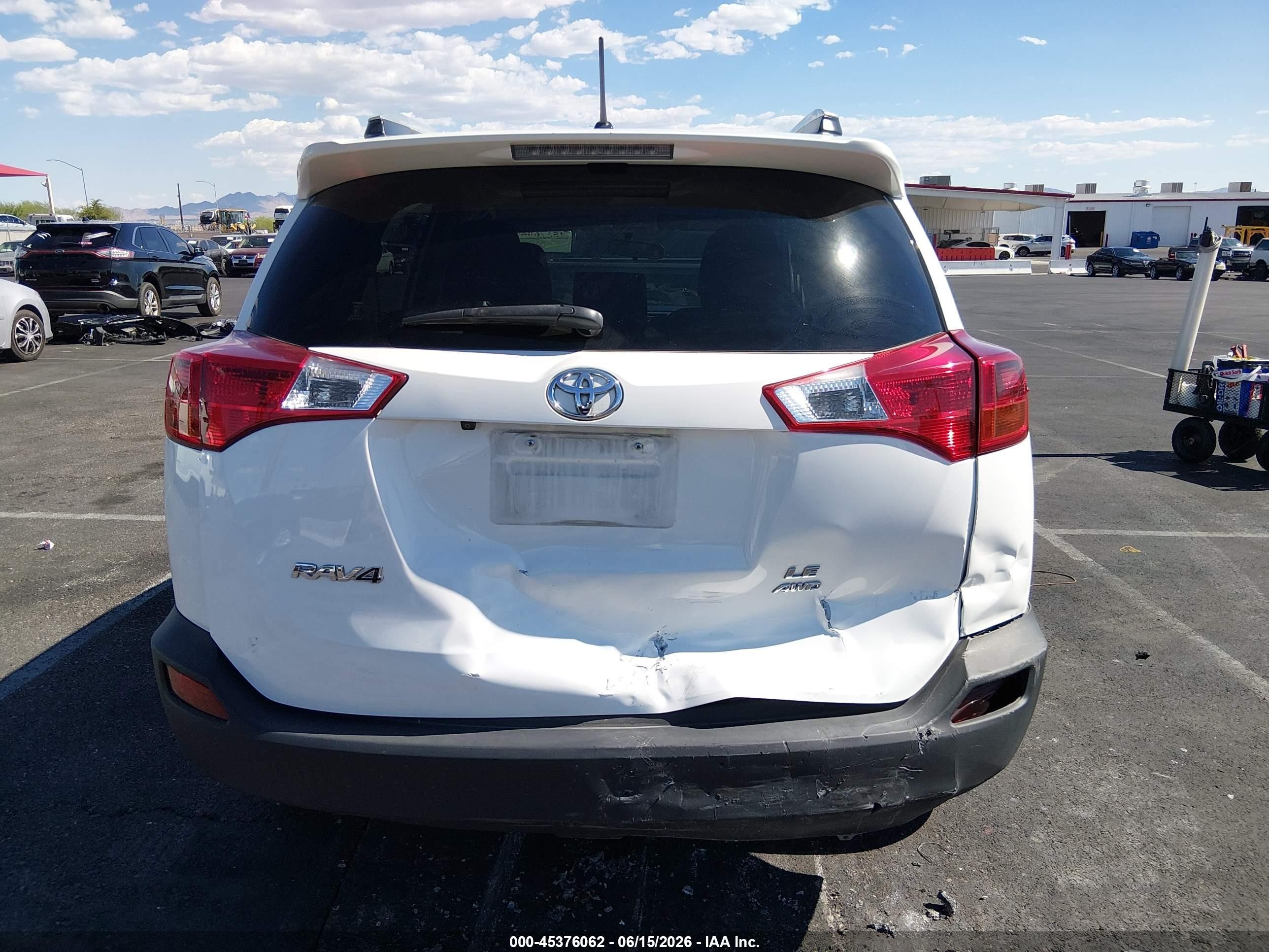 2015 Toyota Rav4 Le White vin: JTMBFREVXFJ022865