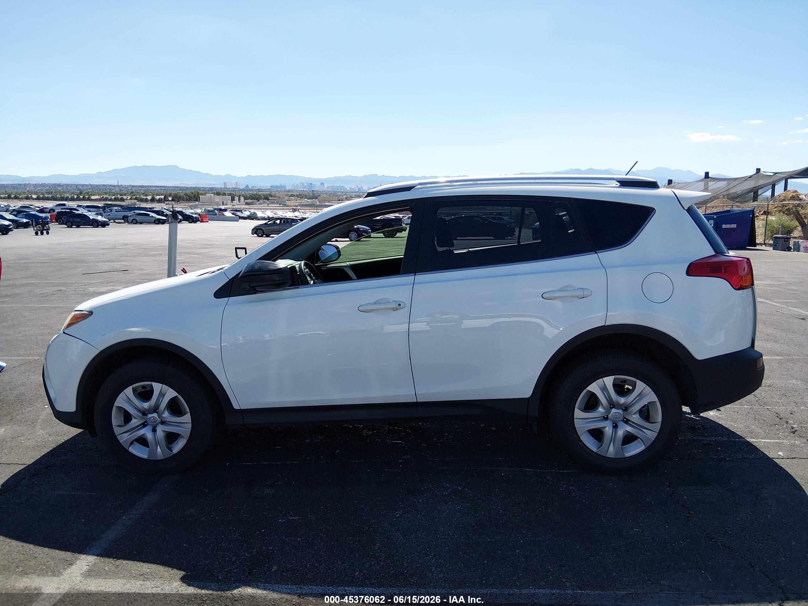 2015 Toyota Rav4 Le White vin: JTMBFREVXFJ022865