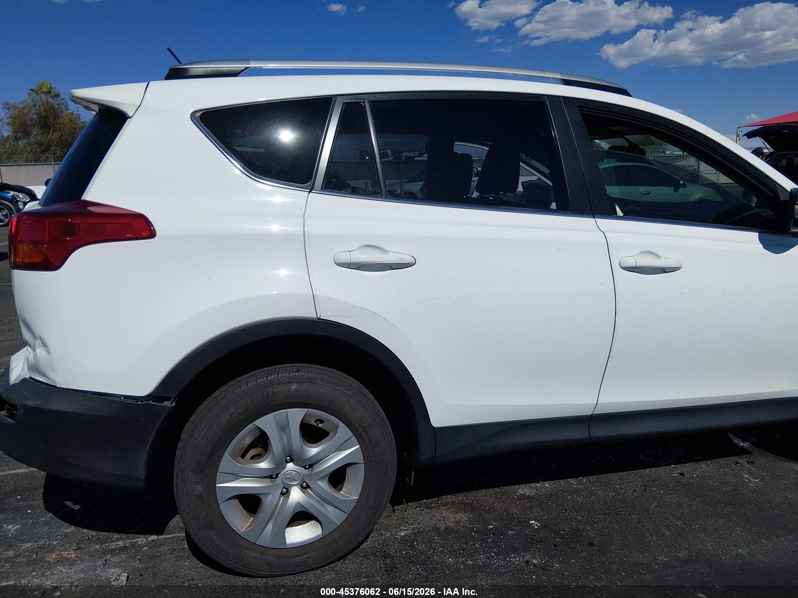 2015 Toyota Rav4 Le White vin: JTMBFREVXFJ022865