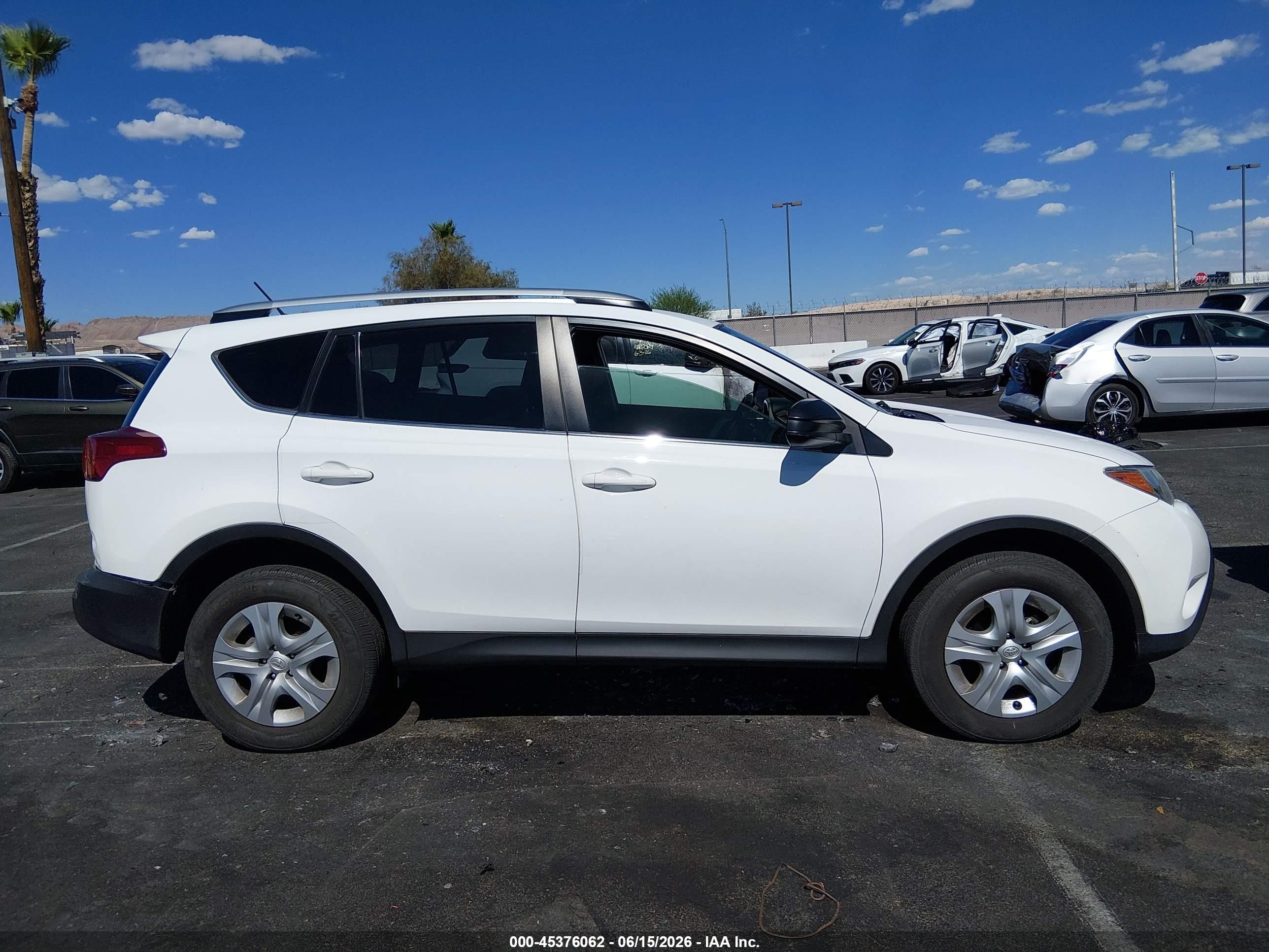 2015 Toyota Rav4 Le White vin: JTMBFREVXFJ022865
