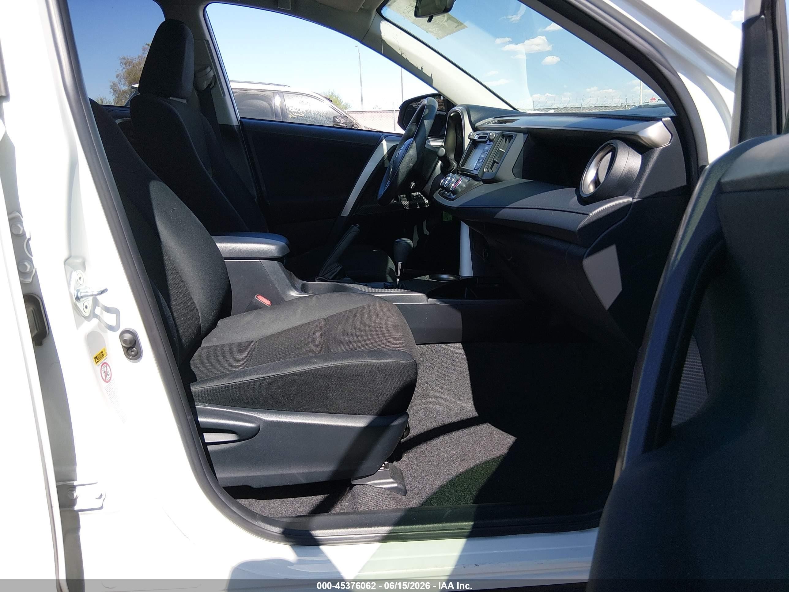 2015 Toyota Rav4 Le White vin: JTMBFREVXFJ022865