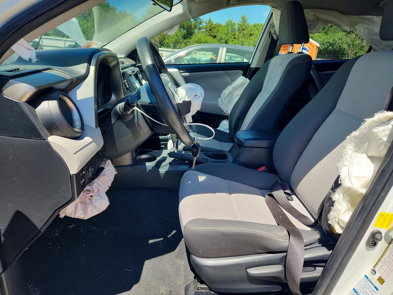 2015 Toyota Rav4 Le White vin: JTMBFREVXFJ026334