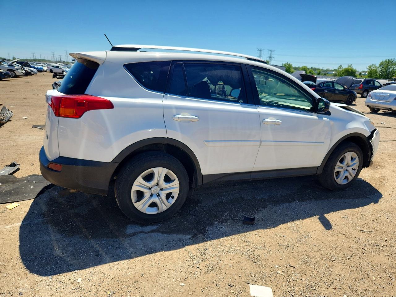 2015 Toyota Rav4 Le White vin: JTMBFREVXFJ026334