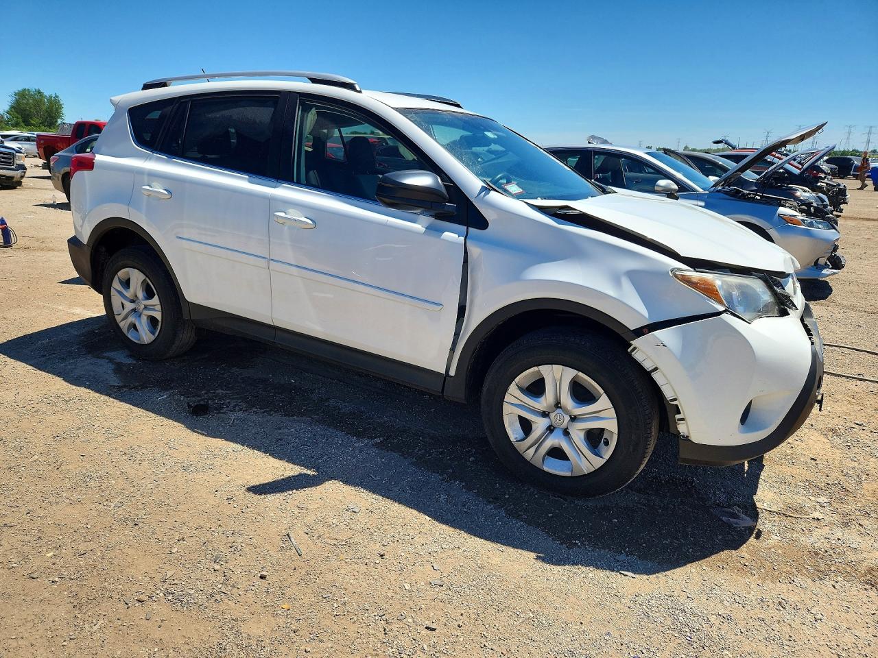 2015 Toyota Rav4 Le White vin: JTMBFREVXFJ026334