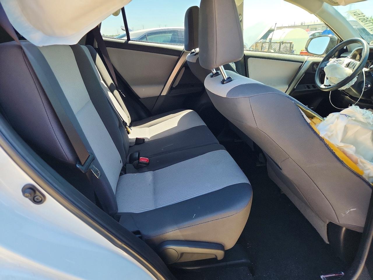 2015 Toyota Rav4 Le White vin: JTMBFREVXFJ026334
