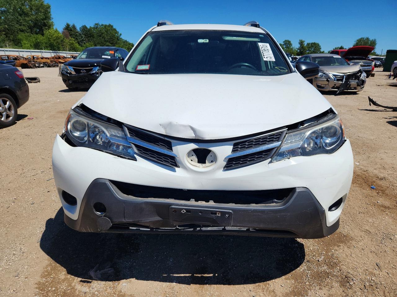 2015 Toyota Rav4 Le White vin: JTMBFREVXFJ026334