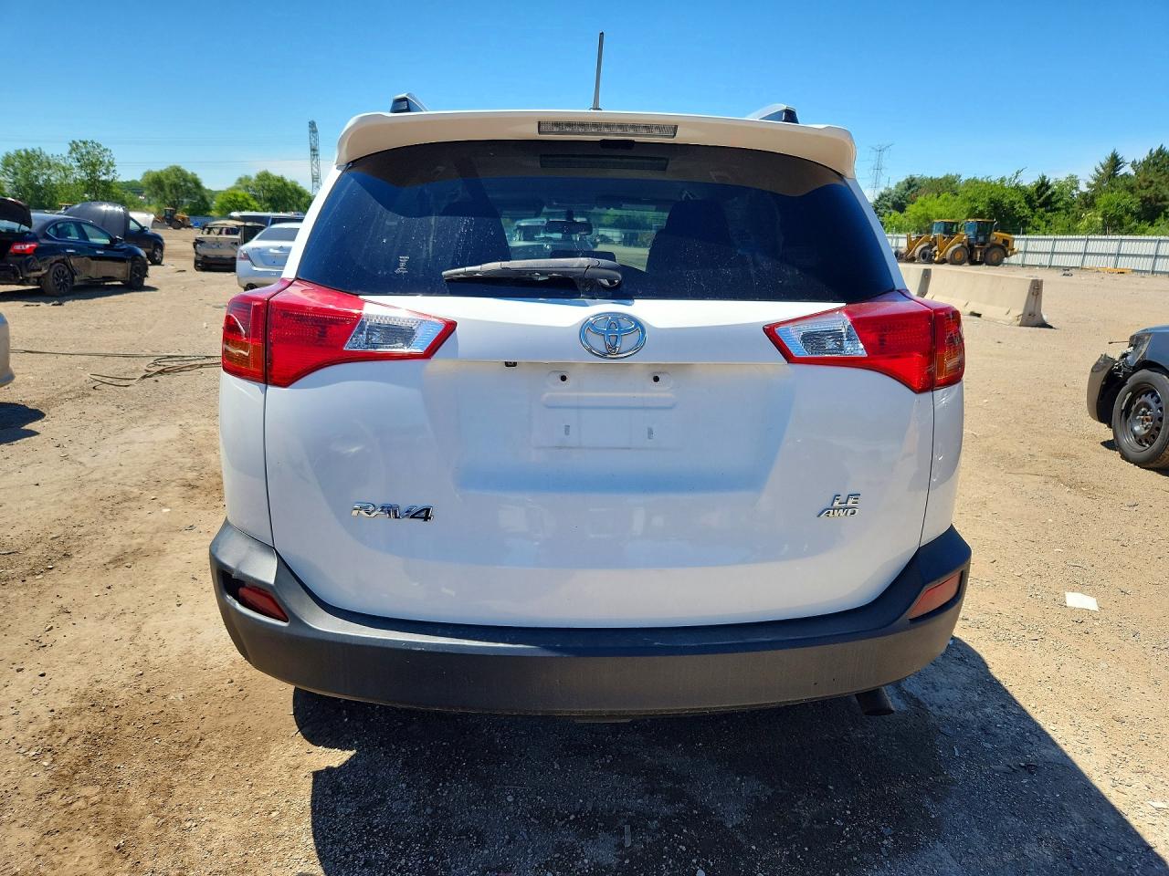 2015 Toyota Rav4 Le White vin: JTMBFREVXFJ026334