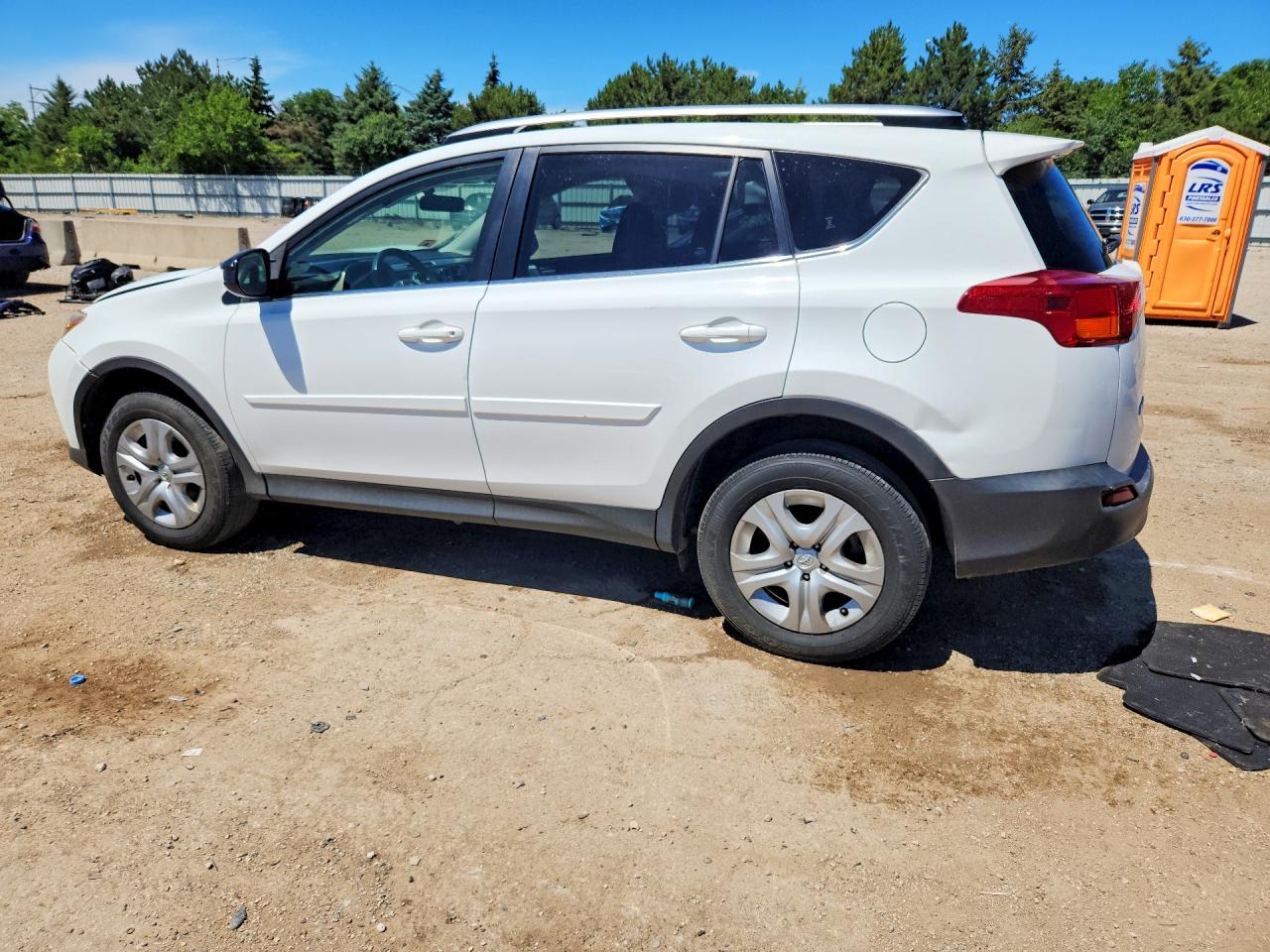 2015 Toyota Rav4 Le White vin: JTMBFREVXFJ026334