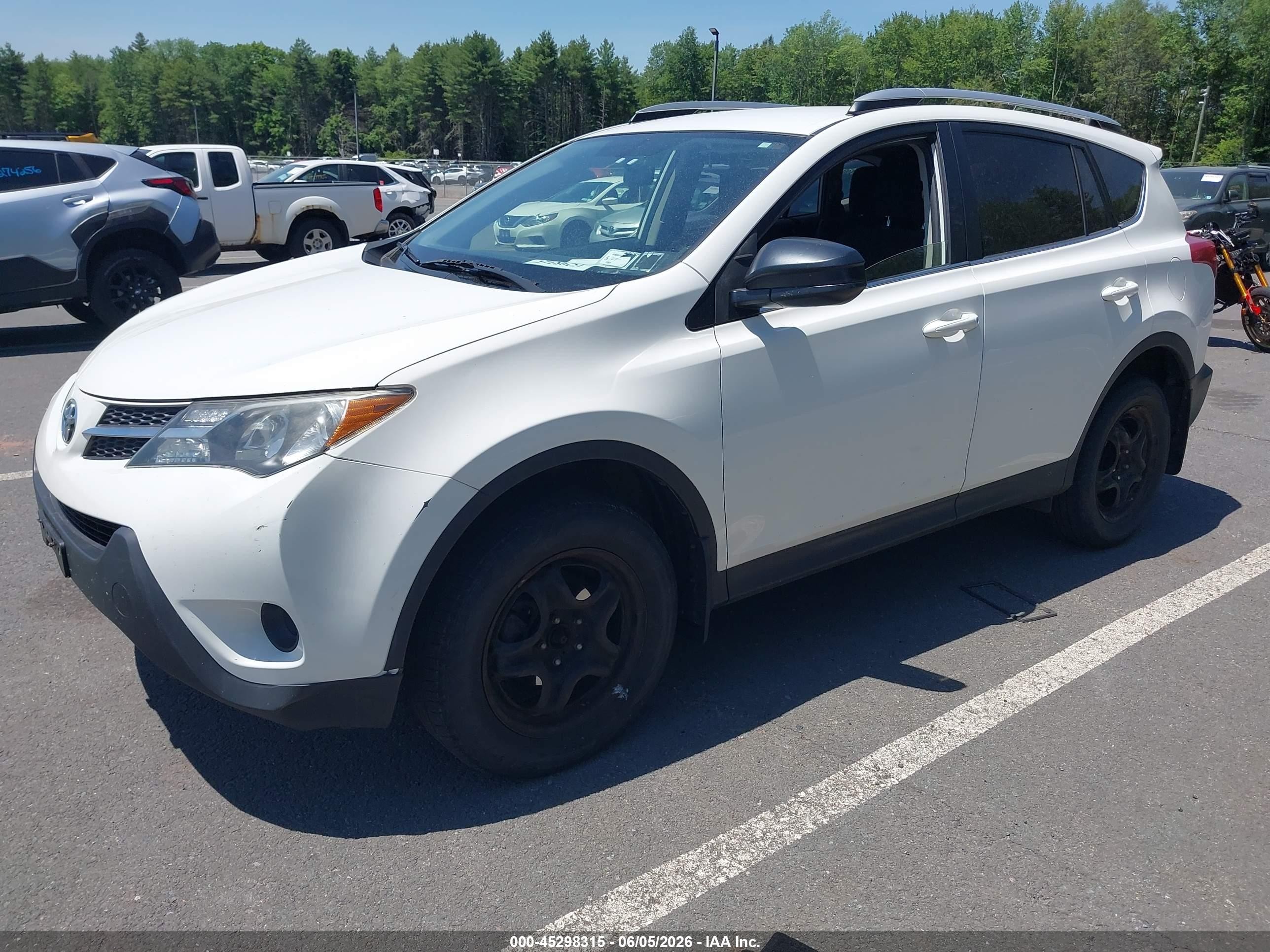 2015 Toyota Rav4 Le White vin: JTMBFREVXFJ037379