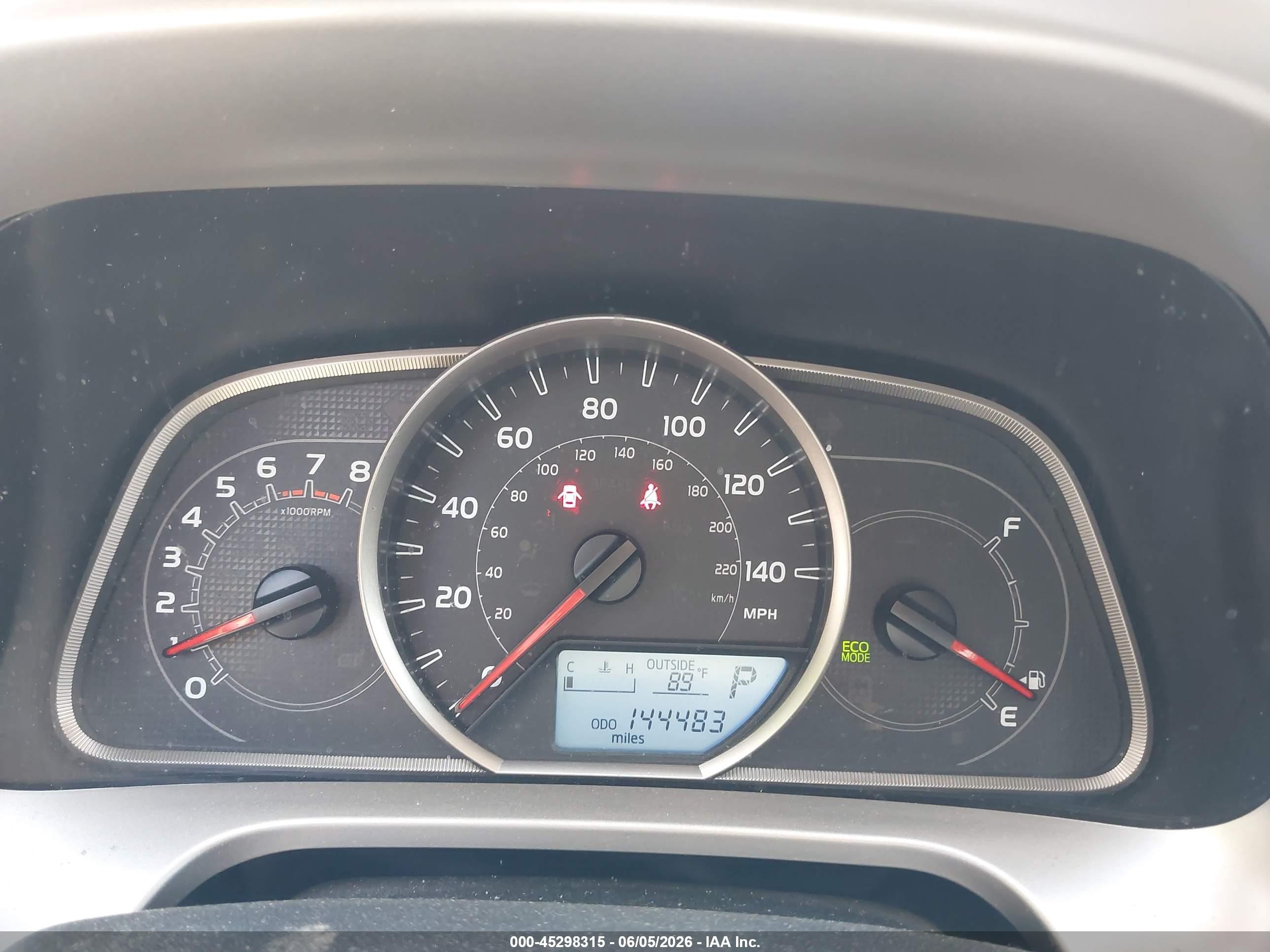 2015 Toyota Rav4 Le White vin: JTMBFREVXFJ037379