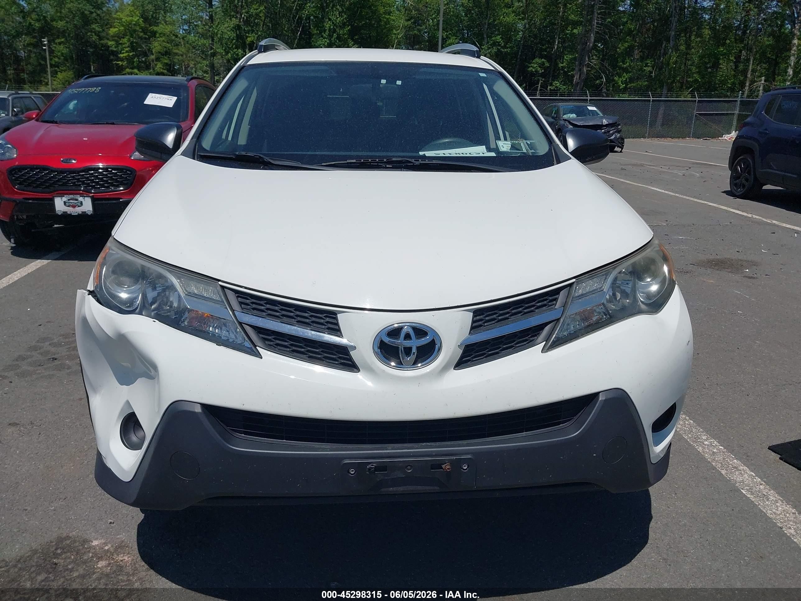 2015 Toyota Rav4 Le White vin: JTMBFREVXFJ037379