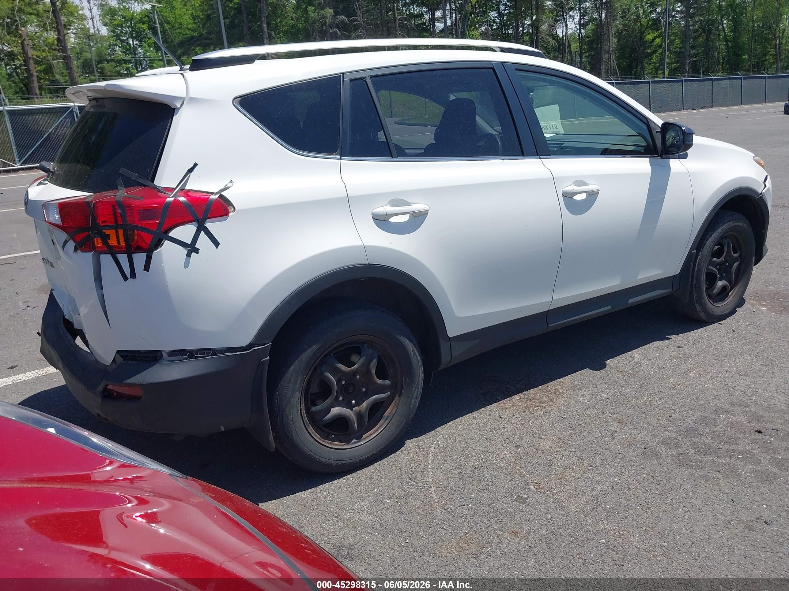 2015 Toyota Rav4 Le White vin: JTMBFREVXFJ037379
