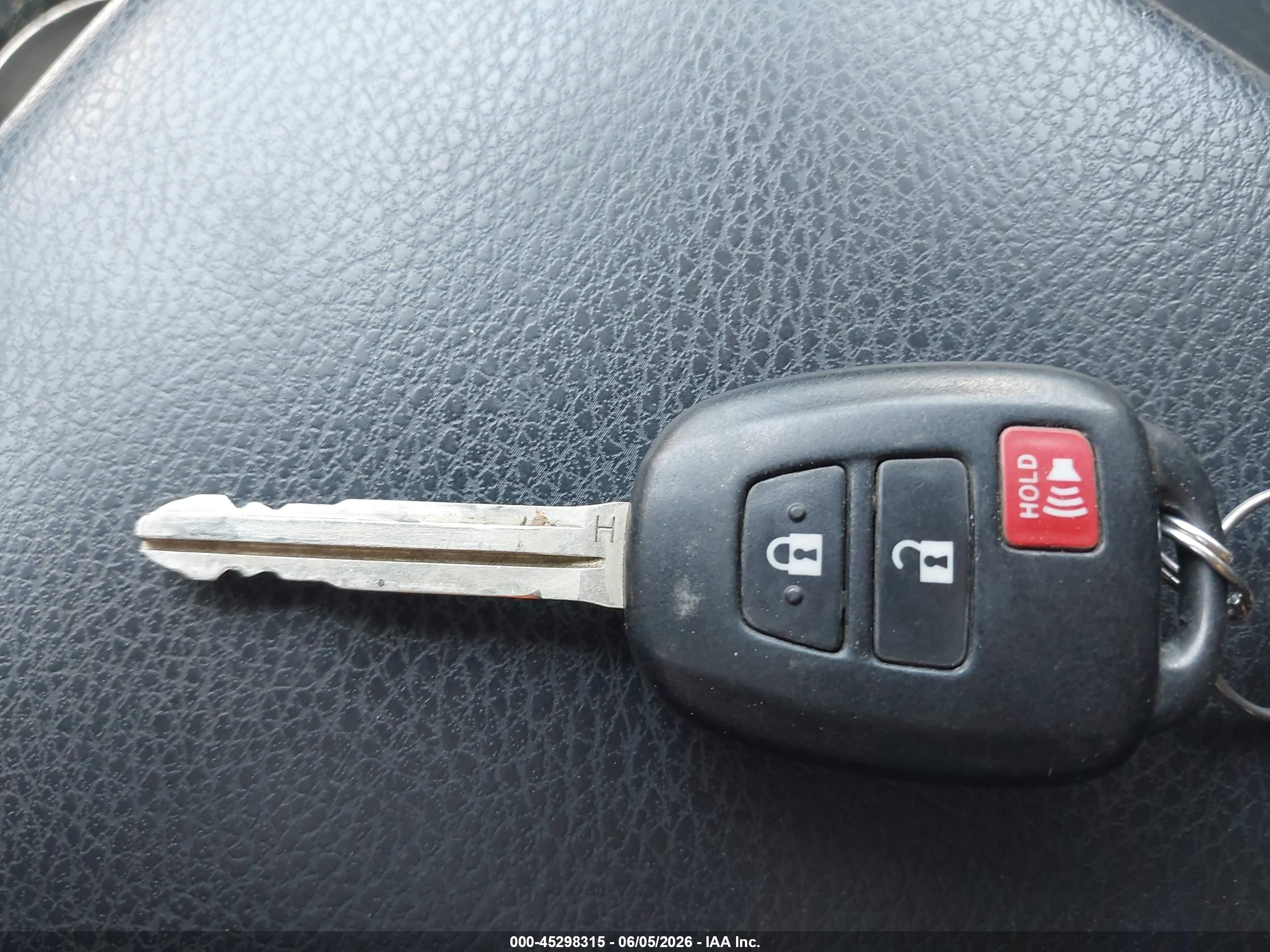 2015 Toyota Rav4 Le White vin: JTMBFREVXFJ037379