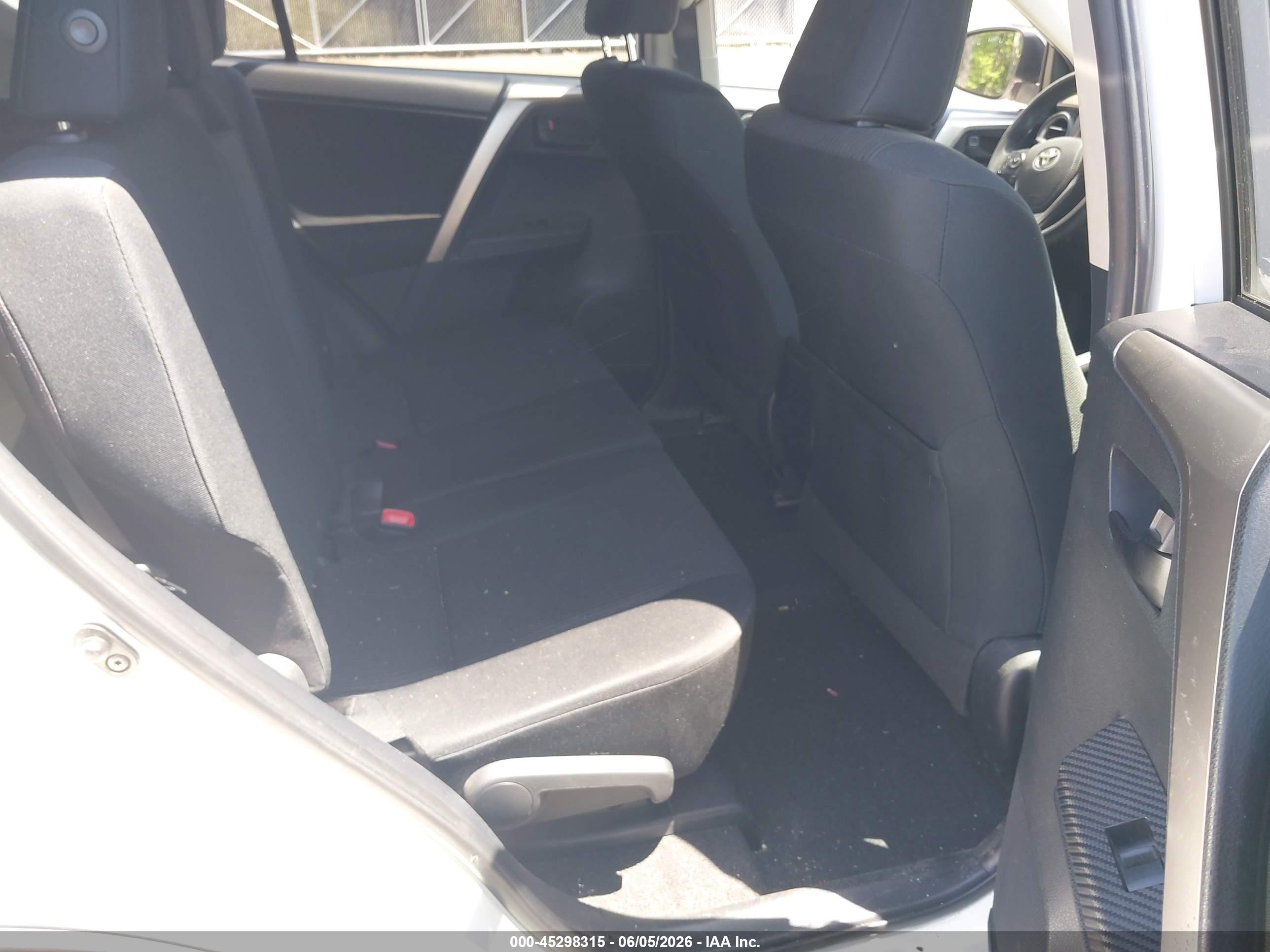 2015 Toyota Rav4 Le White vin: JTMBFREVXFJ037379