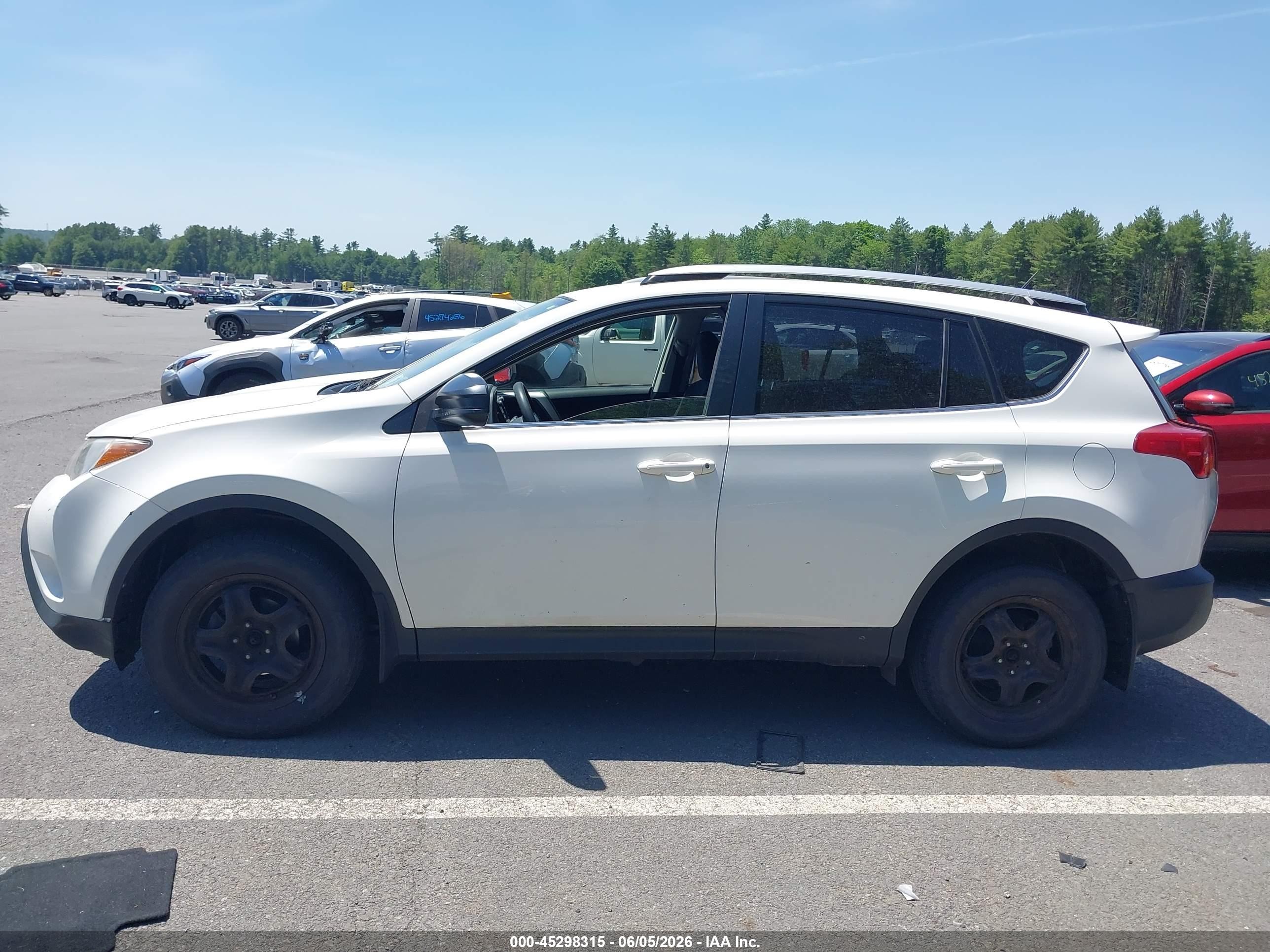 2015 Toyota Rav4 Le White vin: JTMBFREVXFJ037379