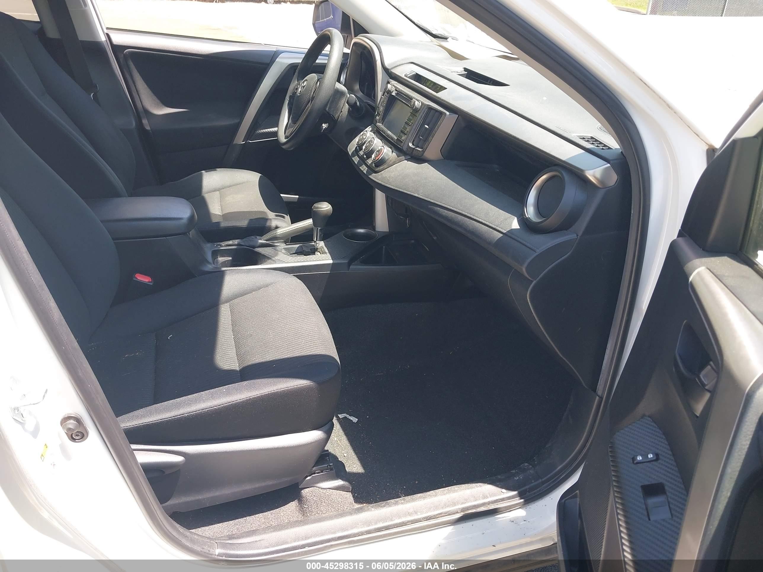 2015 Toyota Rav4 Le White vin: JTMBFREVXFJ037379
