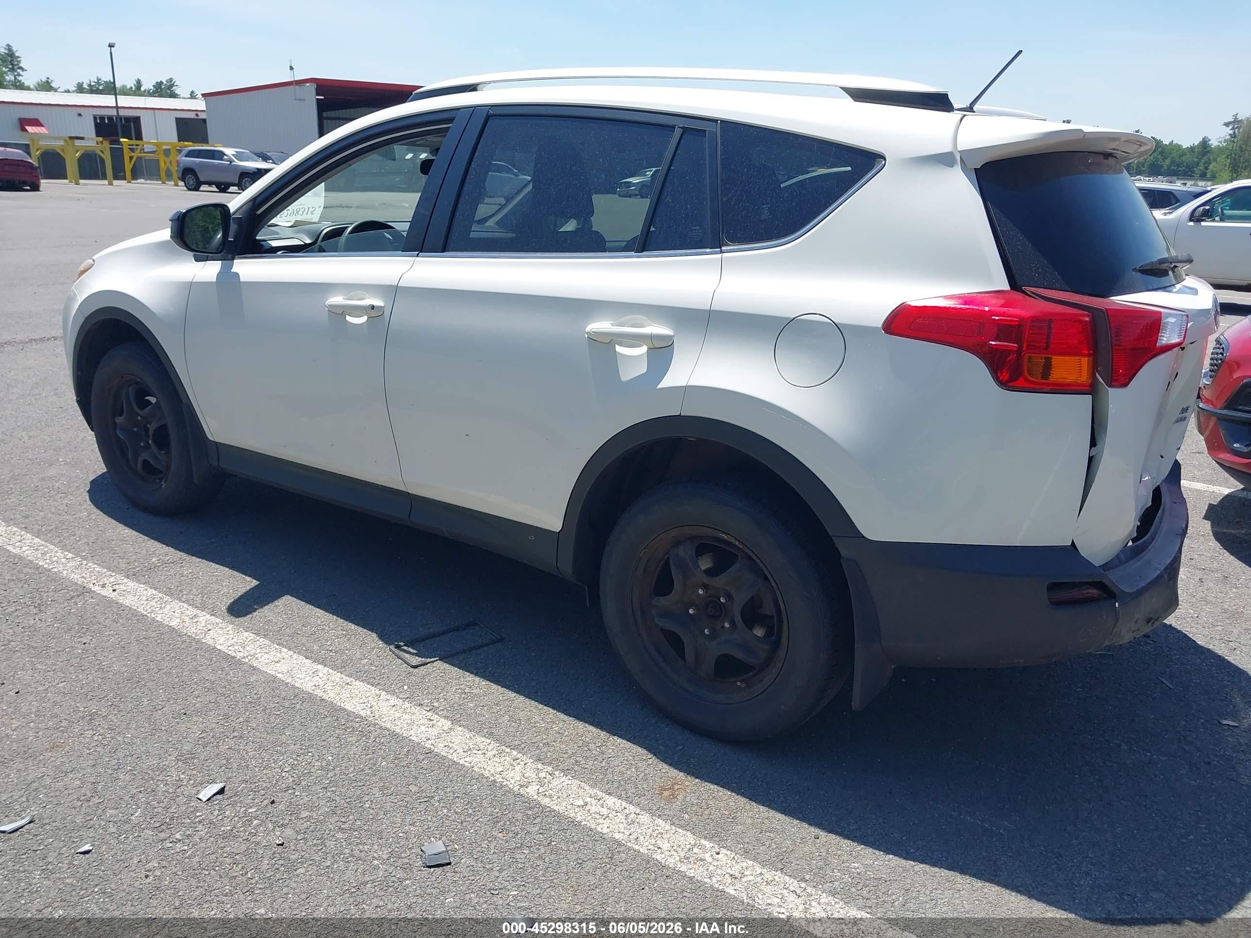 2015 Toyota Rav4 Le White vin: JTMBFREVXFJ037379