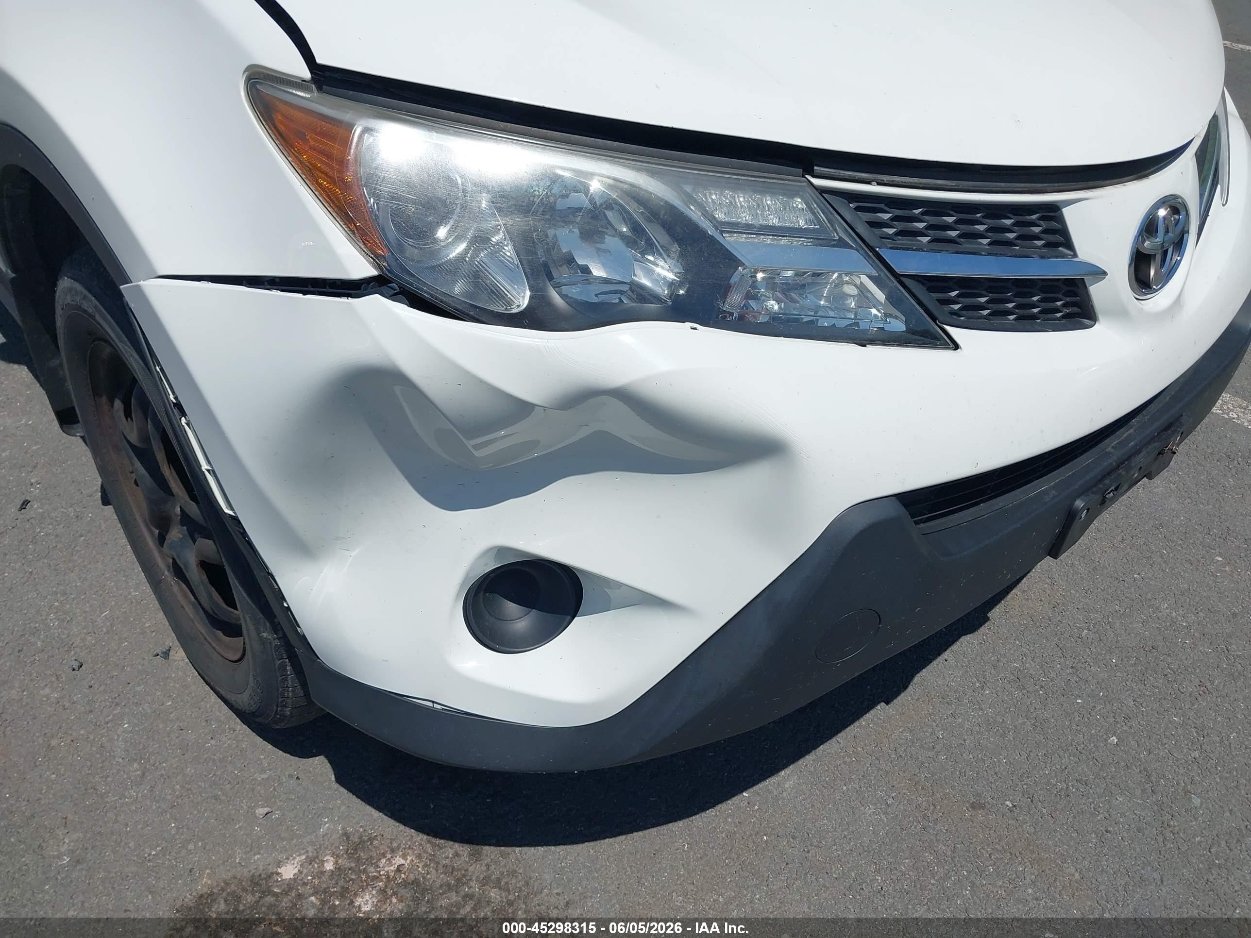 2015 Toyota Rav4 Le White vin: JTMBFREVXFJ037379