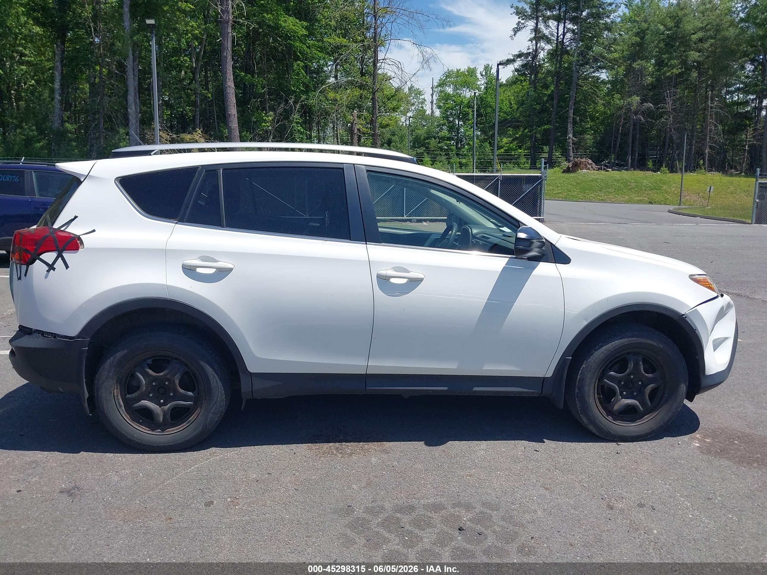 2015 Toyota Rav4 Le White vin: JTMBFREVXFJ037379