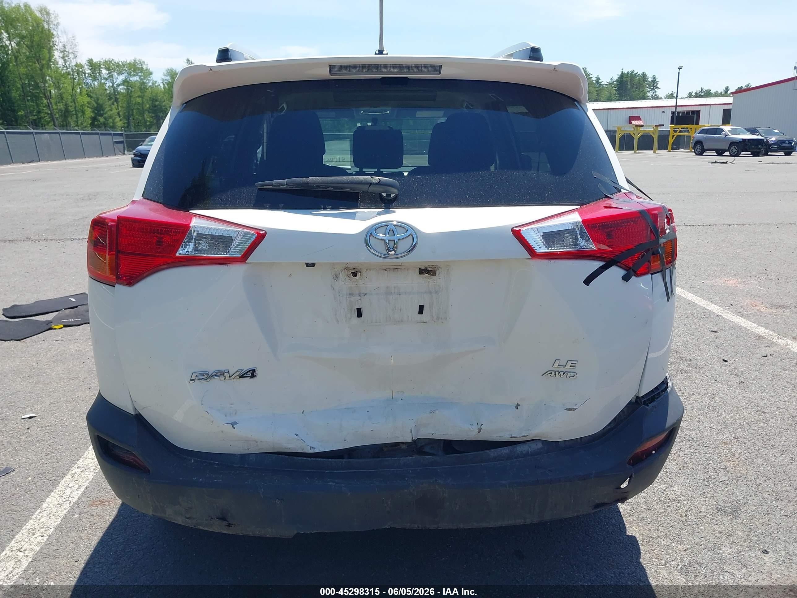 2015 Toyota Rav4 Le White vin: JTMBFREVXFJ037379